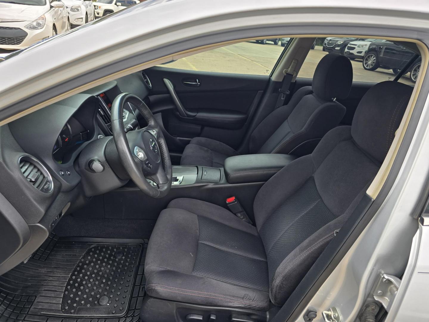 2012 SILVER Nissan Maxima SV (1N4AA5AP5CC) with an 3.5L V6 DOHC 24V engine, Continuously Variable Transmission transmission, located at 2660 S.Garland Avenue, Garland, TX, 75041, (469) 298-3118, 32.885551, -96.655602 - Photo#10