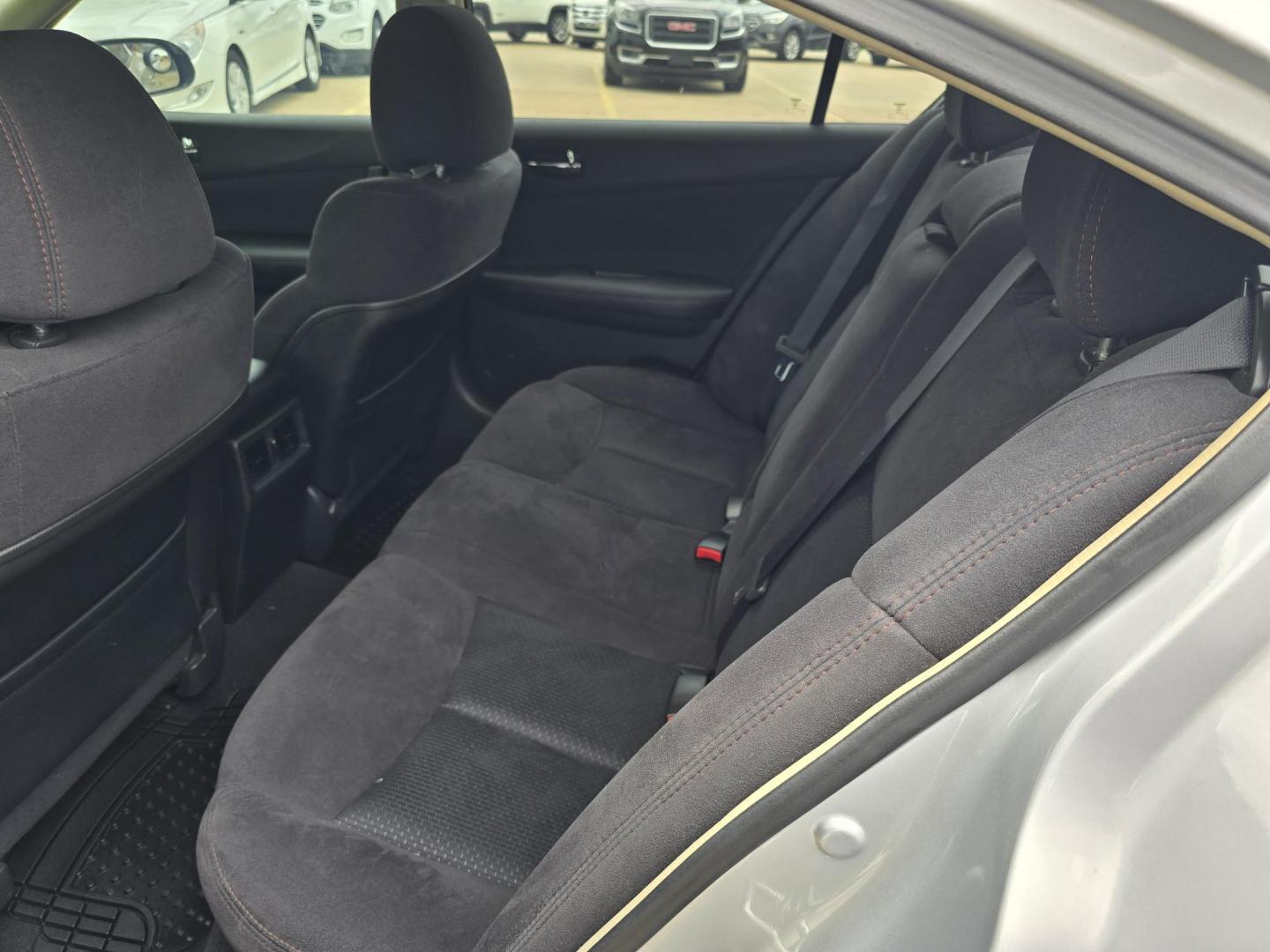 2012 SILVER Nissan Maxima SV (1N4AA5AP5CC) with an 3.5L V6 DOHC 24V engine, Continuously Variable Transmission transmission, located at 2660 S.Garland Avenue, Garland, TX, 75041, (469) 298-3118, 32.885551, -96.655602 - Photo#15
