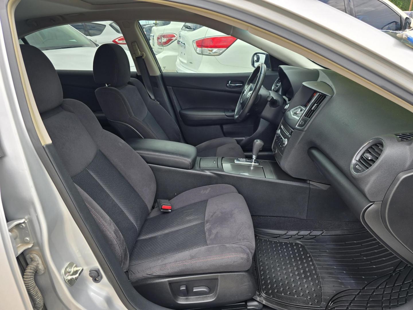 2012 SILVER Nissan Maxima SV (1N4AA5AP5CC) with an 3.5L V6 DOHC 24V engine, Continuously Variable Transmission transmission, located at 2660 S.Garland Avenue, Garland, TX, 75041, (469) 298-3118, 32.885551, -96.655602 - Photo#17
