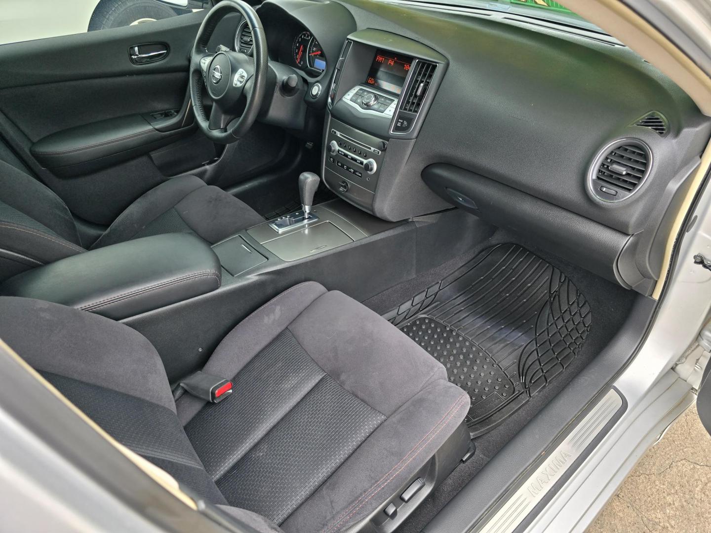 2012 SILVER Nissan Maxima SV (1N4AA5AP5CC) with an 3.5L V6 DOHC 24V engine, Continuously Variable Transmission transmission, located at 2660 S.Garland Avenue, Garland, TX, 75041, (469) 298-3118, 32.885551, -96.655602 - Photo#18
