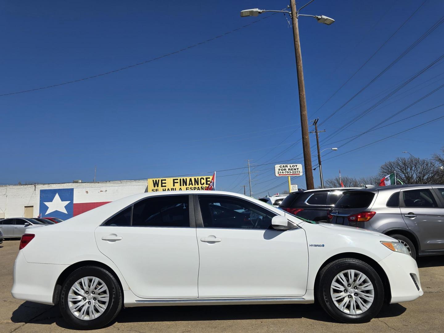 2012 WHITE Toyota Camry Hybrid LE (4T1BD1FK4CU) with an 2.5L L4 DOHC 16V HYBRID engine, Continuously Variable Transmission transmission, located at 2660 S.Garland Avenue, Garland, TX, 75041, (469) 298-3118, 32.885551, -96.655602 - Photo#2