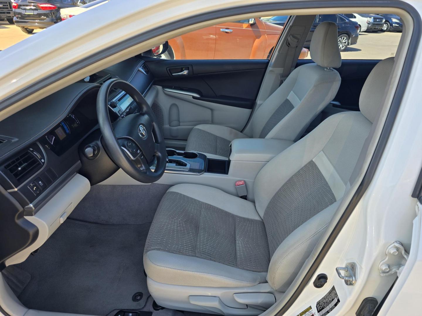 2012 WHITE Toyota Camry Hybrid LE (4T1BD1FK4CU) with an 2.5L L4 DOHC 16V HYBRID engine, Continuously Variable Transmission transmission, located at 2660 S.Garland Avenue, Garland, TX, 75041, (469) 298-3118, 32.885551, -96.655602 - Photo#14