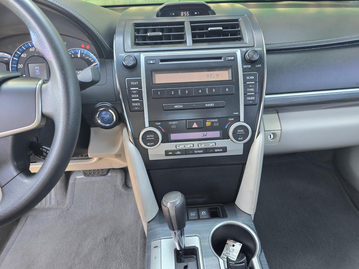 2012 WHITE Toyota Camry Hybrid LE (4T1BD1FK4CU) with an 2.5L L4 DOHC 16V HYBRID engine, Continuously Variable Transmission transmission, located at 2660 S.Garland Avenue, Garland, TX, 75041, (469) 298-3118, 32.885551, -96.655602 - Photo#17