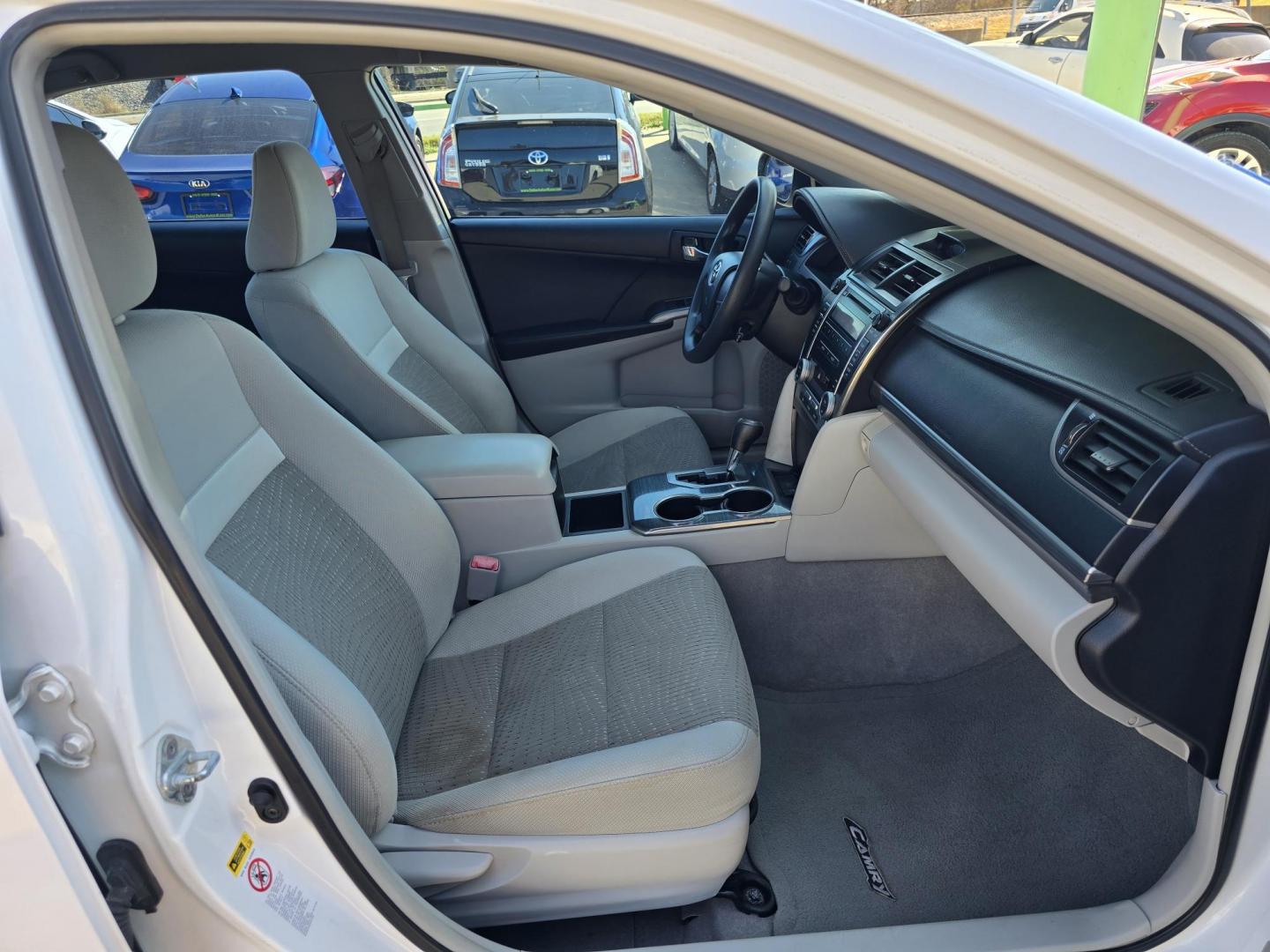 2012 WHITE Toyota Camry Hybrid LE (4T1BD1FK4CU) with an 2.5L L4 DOHC 16V HYBRID engine, Continuously Variable Transmission transmission, located at 2660 S.Garland Avenue, Garland, TX, 75041, (469) 298-3118, 32.885551, -96.655602 - Photo#20