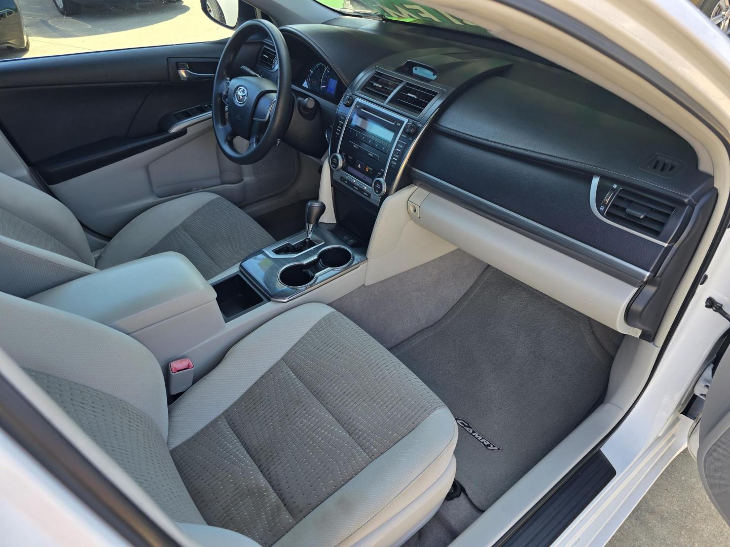 2012 WHITE Toyota Camry Hybrid LE (4T1BD1FK4CU) with an 2.5L L4 DOHC 16V HYBRID engine, Continuously Variable Transmission transmission, located at 2660 S.Garland Avenue, Garland, TX, 75041, (469) 298-3118, 32.885551, -96.655602 - Photo#21