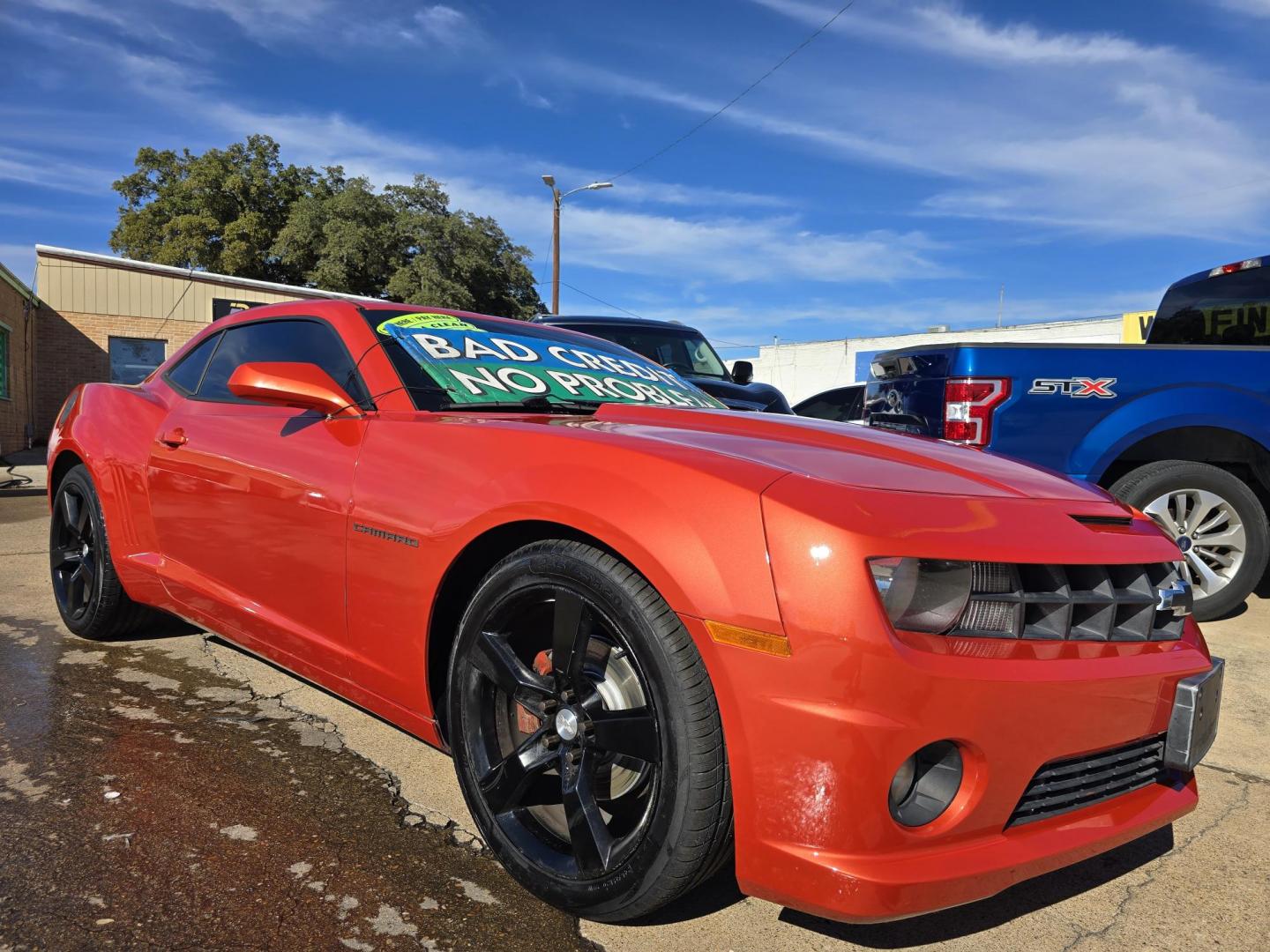 2013 ORANGE /BLACK Chevrolet Camaro LS (2G1FE1E32D9) with an 3.6L V6 DOHC 24V FFV engine, 6 Speed Manual transmission, located at 2660 S.Garland Avenue, Garland, TX, 75041, (469) 298-3118, 32.885551, -96.655602 - Welcome to DallasAutos4Less, one of the Premier BUY HERE PAY HERE Dealers in the North Dallas Area. We specialize in financing to people with NO CREDIT or BAD CREDIT. We need proof of income, proof of residence, and a ID. Come buy your new car from us today!! This is a very well cared for 2013 CH - Photo#1