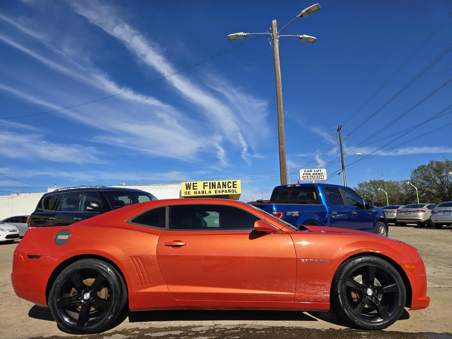 2013 ORANGE /BLACK Chevrolet Camaro LS (2G1FE1E32D9) with an 3.6L V6 DOHC 24V FFV engine, 6 Speed Manual transmission, located at 2660 S.Garland Avenue, Garland, TX, 75041, (469) 298-3118, 32.885551, -96.655602 - Welcome to DallasAutos4Less, one of the Premier BUY HERE PAY HERE Dealers in the North Dallas Area. We specialize in financing to people with NO CREDIT or BAD CREDIT. We need proof of income, proof of residence, and a ID. Come buy your new car from us today!! This is a very well cared for 2013 CH - Photo#2