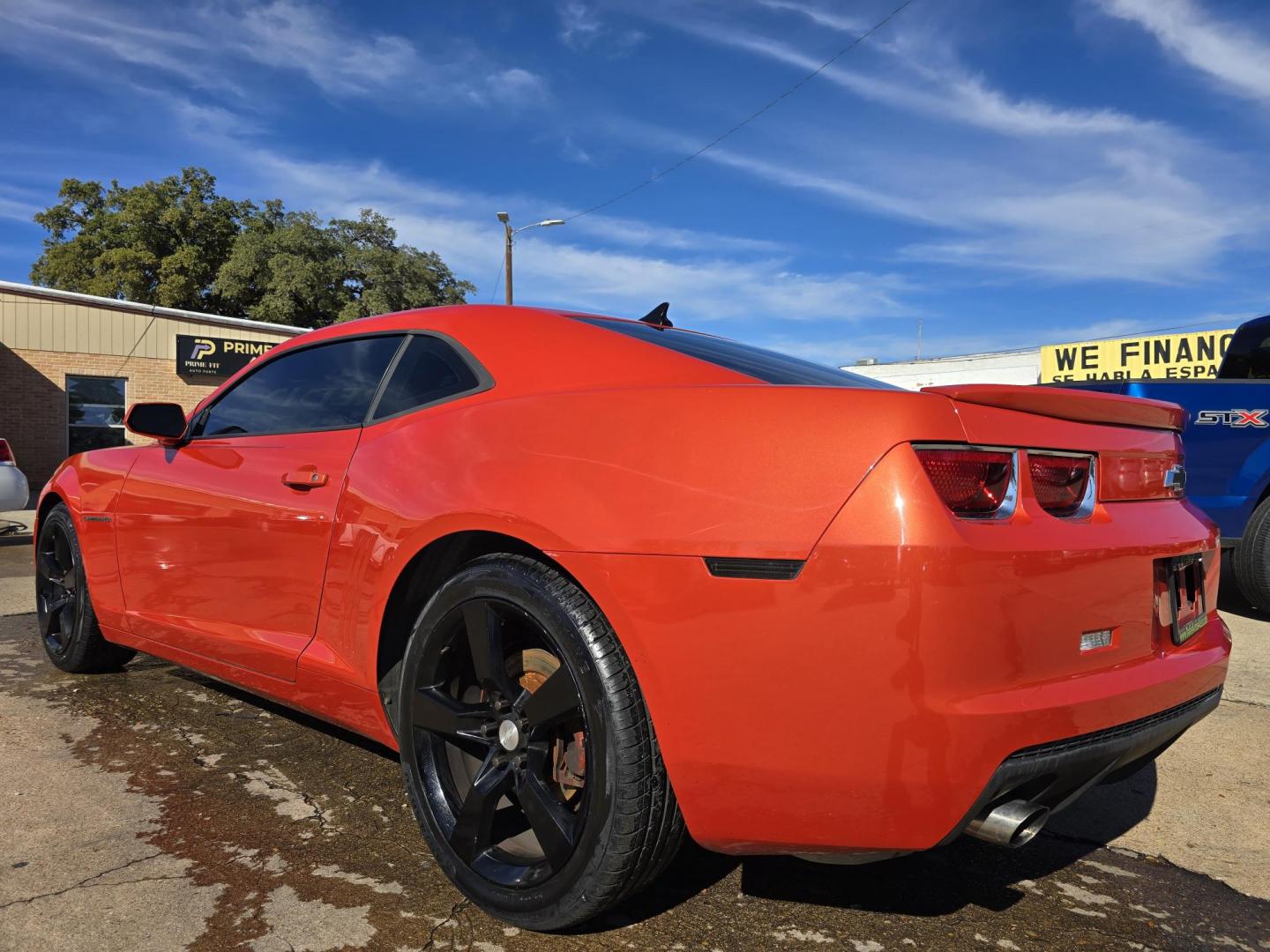 2013 ORANGE /BLACK Chevrolet Camaro LS (2G1FE1E32D9) with an 3.6L V6 DOHC 24V FFV engine, 6 Speed Manual transmission, located at 2660 S.Garland Avenue, Garland, TX, 75041, (469) 298-3118, 32.885551, -96.655602 - Welcome to DallasAutos4Less, one of the Premier BUY HERE PAY HERE Dealers in the North Dallas Area. We specialize in financing to people with NO CREDIT or BAD CREDIT. We need proof of income, proof of residence, and a ID. Come buy your new car from us today!! This is a very well cared for 2013 CH - Photo#5