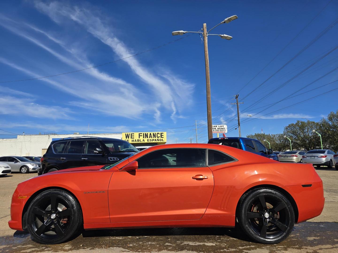 2013 ORANGE /BLACK Chevrolet Camaro LS (2G1FE1E32D9) with an 3.6L V6 DOHC 24V FFV engine, 6 Speed Manual transmission, located at 2660 S.Garland Avenue, Garland, TX, 75041, (469) 298-3118, 32.885551, -96.655602 - Welcome to DallasAutos4Less, one of the Premier BUY HERE PAY HERE Dealers in the North Dallas Area. We specialize in financing to people with NO CREDIT or BAD CREDIT. We need proof of income, proof of residence, and a ID. Come buy your new car from us today!! This is a very well cared for 2013 CH - Photo#6