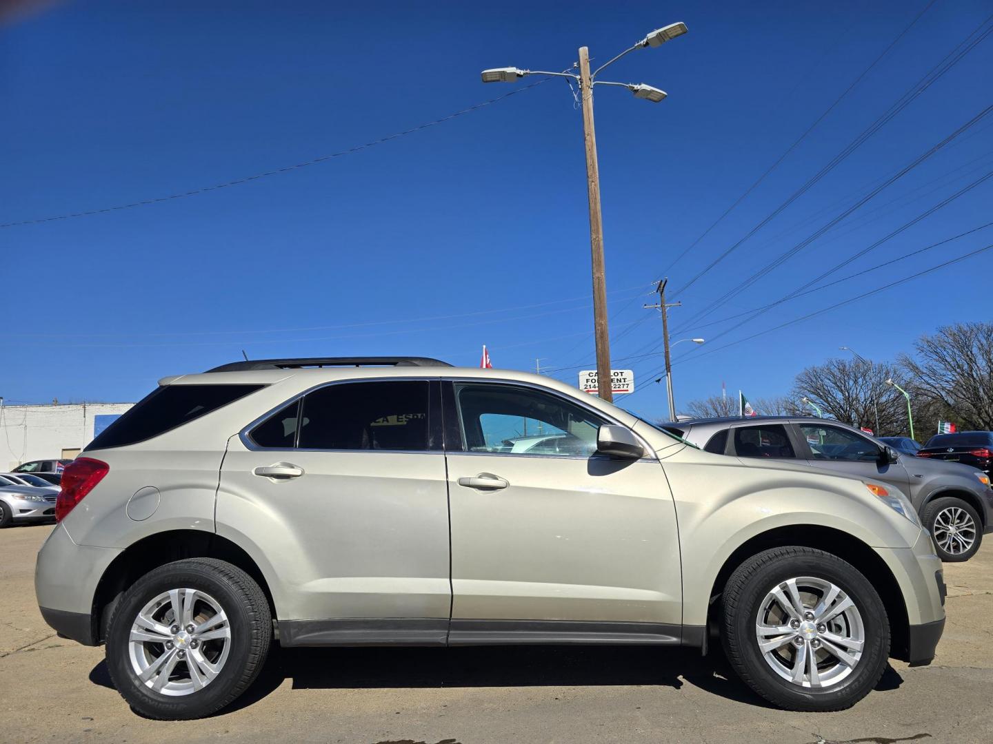 2013 GOLD Chevrolet Equinox LT (2GNALDEKXD1) with an 2.4L L4 DOHC 16V engine, 6-Speed Automatic transmission, located at 2660 S.Garland Avenue, Garland, TX, 75041, (469) 298-3118, 32.885551, -96.655602 - Photo#2
