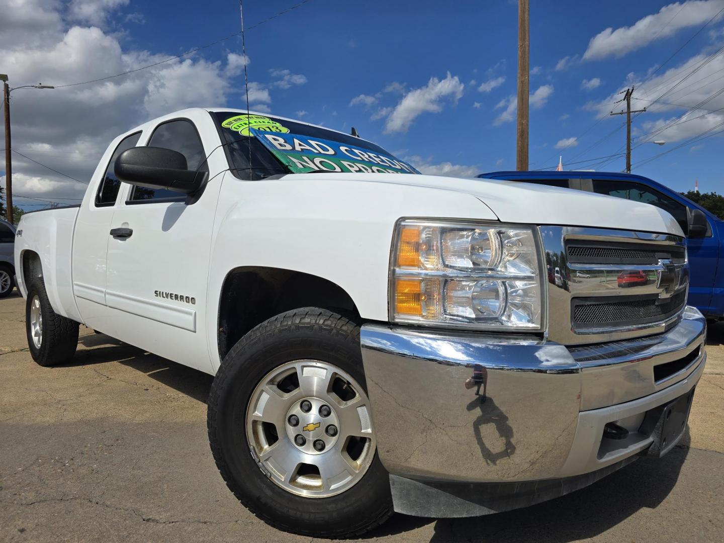 2013 WHITE Chevrolet Silverado 1500 LT (1GCRKSE73DZ) with an 5.3L V8 OHV 16V FFV engine, 6-Speed Automatic transmission, located at 2660 S.Garland Avenue, Garland, TX, 75041, (469) 298-3118, 32.885551, -96.655602 - Photo#0