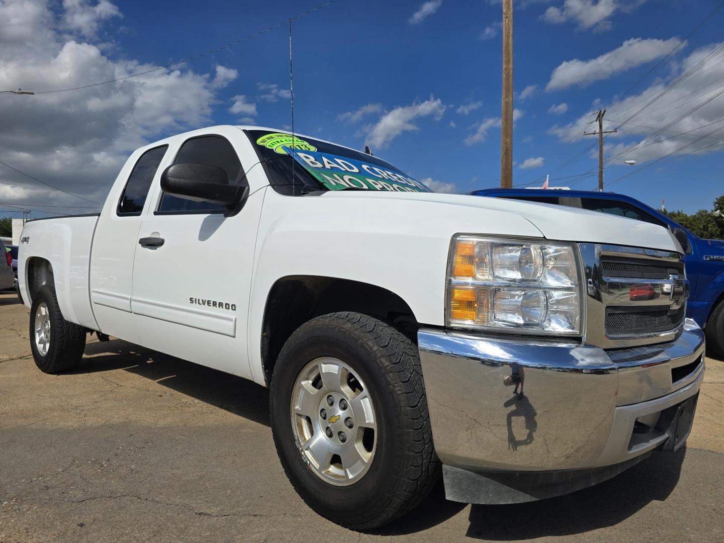2013 WHITE Chevrolet Silverado 1500 LT (1GCRKSE73DZ) with an 5.3L V8 OHV 16V FFV engine, 6-Speed Automatic transmission, located at 2660 S.Garland Avenue, Garland, TX, 75041, (469) 298-3118, 32.885551, -96.655602 - Photo#1