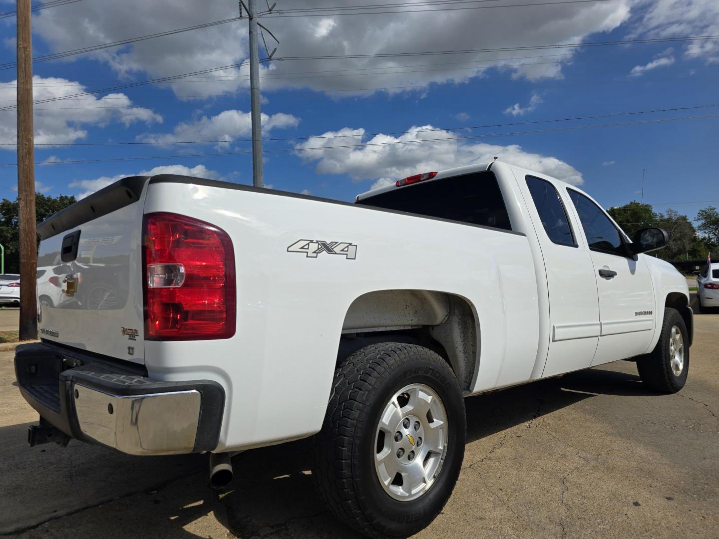 2013 WHITE Chevrolet Silverado 1500 LT (1GCRKSE73DZ) with an 5.3L V8 OHV 16V FFV engine, 6-Speed Automatic transmission, located at 2660 S.Garland Avenue, Garland, TX, 75041, (469) 298-3118, 32.885551, -96.655602 - Photo#3