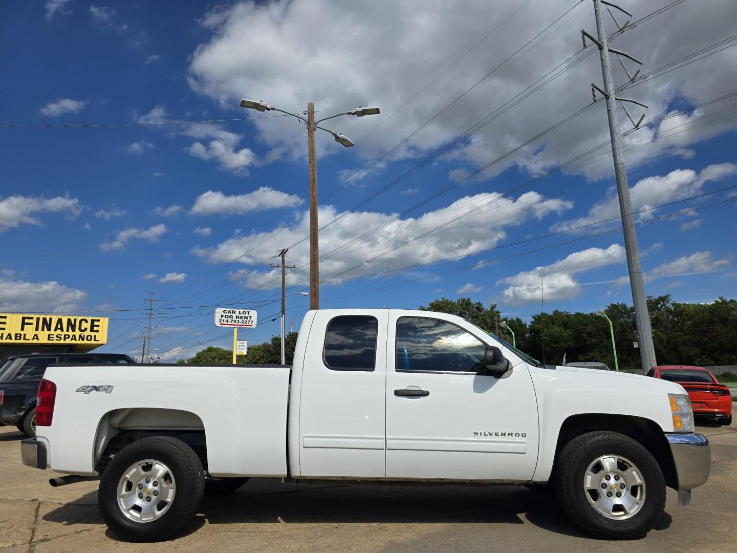 2013 WHITE Chevrolet Silverado 1500 LT (1GCRKSE73DZ) with an 5.3L V8 OHV 16V FFV engine, 6-Speed Automatic transmission, located at 2660 S.Garland Avenue, Garland, TX, 75041, (469) 298-3118, 32.885551, -96.655602 - Photo#2