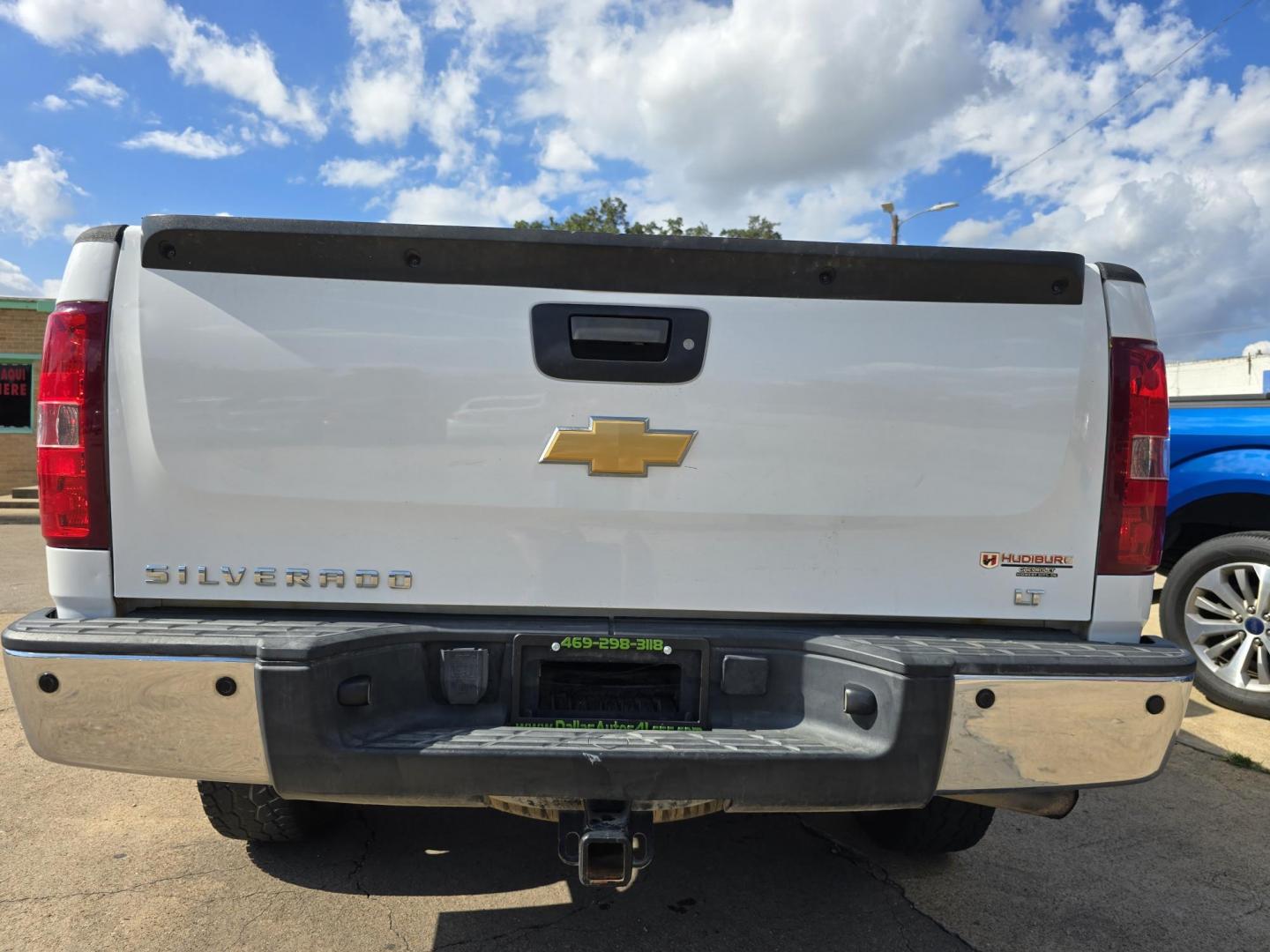 2013 WHITE Chevrolet Silverado 1500 LT (1GCRKSE73DZ) with an 5.3L V8 OHV 16V FFV engine, 6-Speed Automatic transmission, located at 2660 S.Garland Avenue, Garland, TX, 75041, (469) 298-3118, 32.885551, -96.655602 - Photo#4