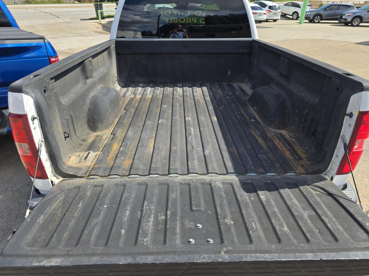 2013 WHITE Chevrolet Silverado 1500 LT (1GCRKSE73DZ) with an 5.3L V8 OHV 16V FFV engine, 6-Speed Automatic transmission, located at 2660 S.Garland Avenue, Garland, TX, 75041, (469) 298-3118, 32.885551, -96.655602 - Photo#5