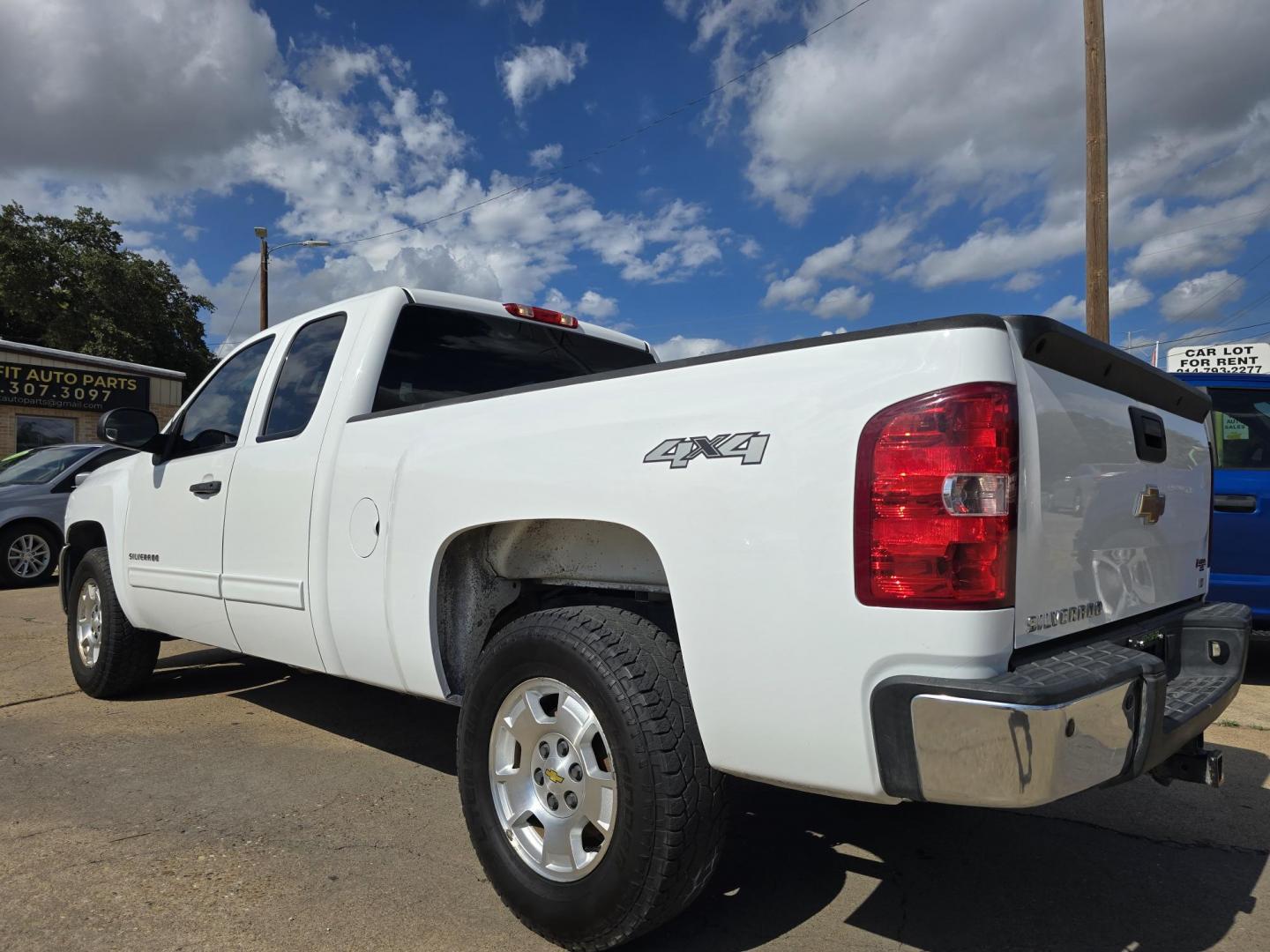 2013 WHITE Chevrolet Silverado 1500 LT (1GCRKSE73DZ) with an 5.3L V8 OHV 16V FFV engine, 6-Speed Automatic transmission, located at 2660 S.Garland Avenue, Garland, TX, 75041, (469) 298-3118, 32.885551, -96.655602 - Photo#6