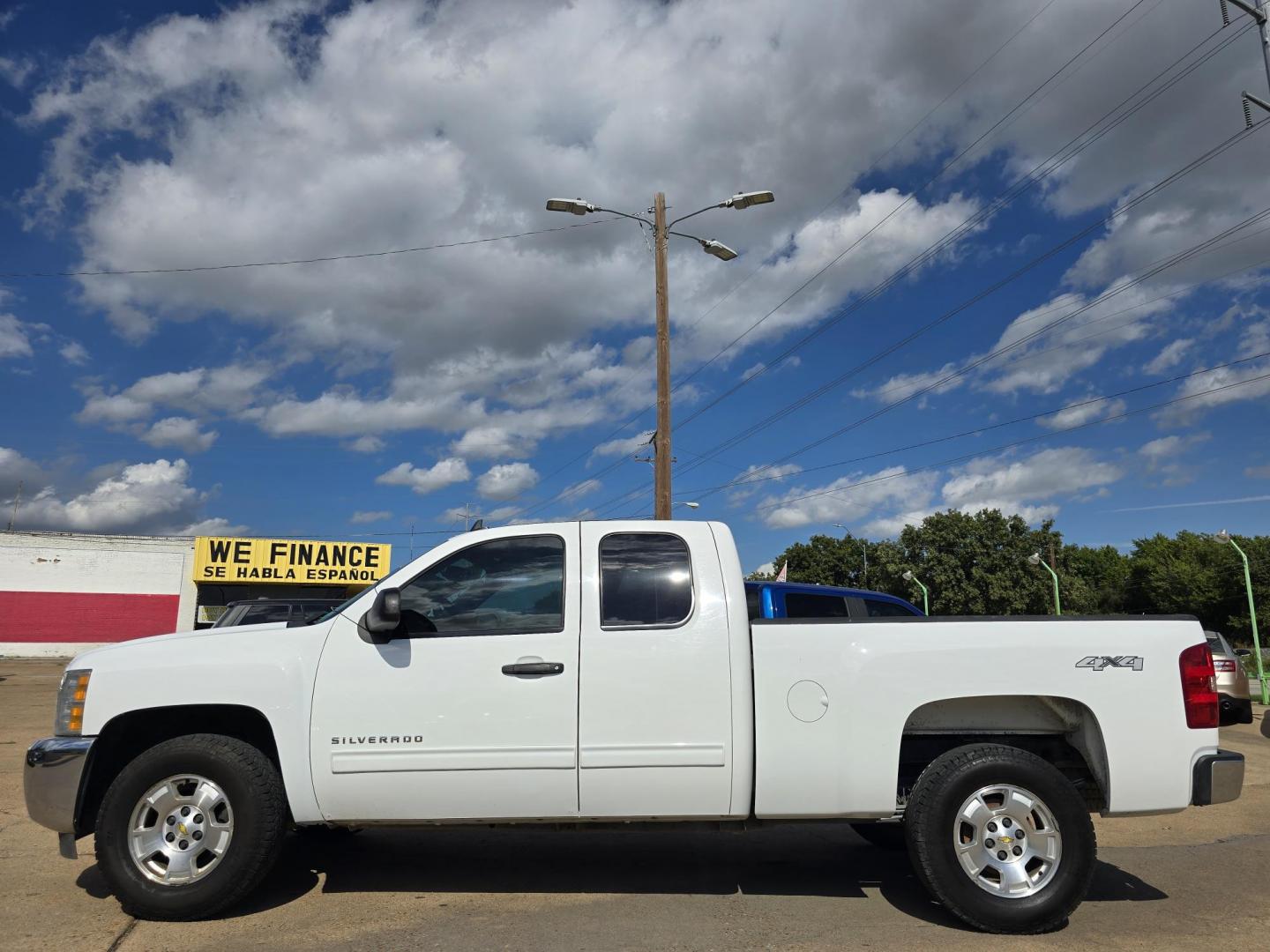 2013 WHITE Chevrolet Silverado 1500 LT (1GCRKSE73DZ) with an 5.3L V8 OHV 16V FFV engine, 6-Speed Automatic transmission, located at 2660 S.Garland Avenue, Garland, TX, 75041, (469) 298-3118, 32.885551, -96.655602 - Photo#7