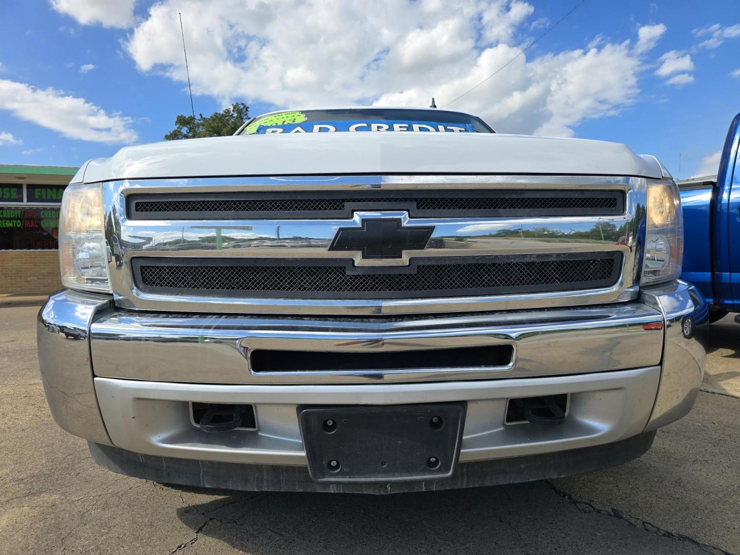 2013 WHITE Chevrolet Silverado 1500 LT (1GCRKSE73DZ) with an 5.3L V8 OHV 16V FFV engine, 6-Speed Automatic transmission, located at 2660 S.Garland Avenue, Garland, TX, 75041, (469) 298-3118, 32.885551, -96.655602 - Photo#10