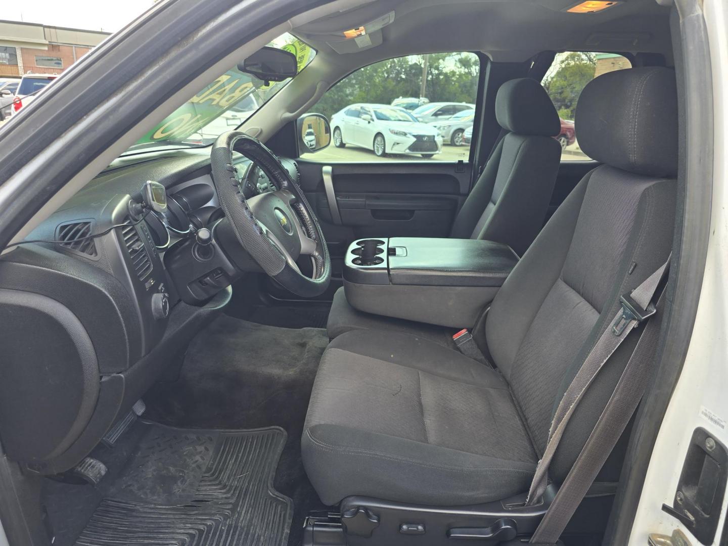 2013 WHITE Chevrolet Silverado 1500 LT (1GCRKSE73DZ) with an 5.3L V8 OHV 16V FFV engine, 6-Speed Automatic transmission, located at 2660 S.Garland Avenue, Garland, TX, 75041, (469) 298-3118, 32.885551, -96.655602 - Photo#12