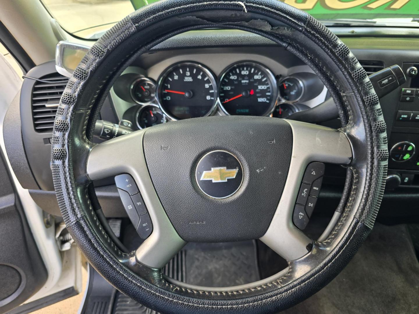 2013 WHITE Chevrolet Silverado 1500 LT (1GCRKSE73DZ) with an 5.3L V8 OHV 16V FFV engine, 6-Speed Automatic transmission, located at 2660 S.Garland Avenue, Garland, TX, 75041, (469) 298-3118, 32.885551, -96.655602 - Photo#13