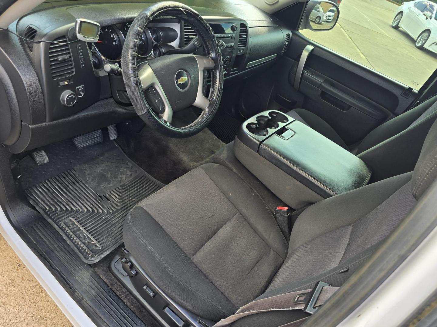 2013 WHITE Chevrolet Silverado 1500 LT (1GCRKSE73DZ) with an 5.3L V8 OHV 16V FFV engine, 6-Speed Automatic transmission, located at 2660 S.Garland Avenue, Garland, TX, 75041, (469) 298-3118, 32.885551, -96.655602 - Photo#11