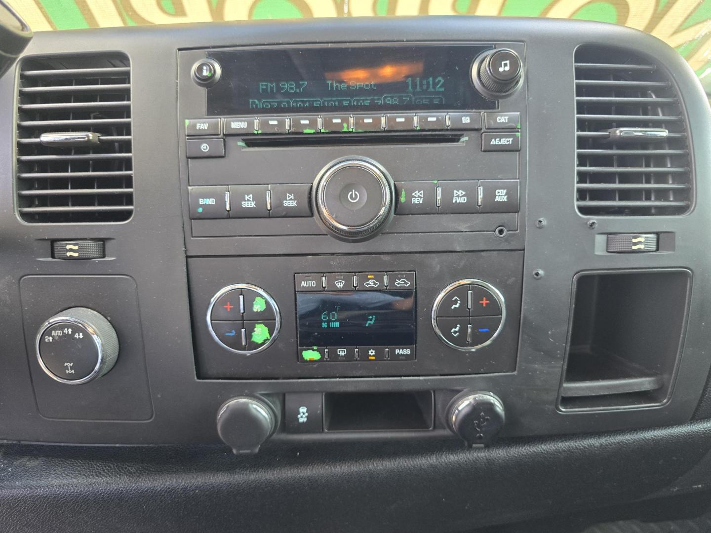 2013 WHITE Chevrolet Silverado 1500 LT (1GCRKSE73DZ) with an 5.3L V8 OHV 16V FFV engine, 6-Speed Automatic transmission, located at 2660 S.Garland Avenue, Garland, TX, 75041, (469) 298-3118, 32.885551, -96.655602 - Photo#14