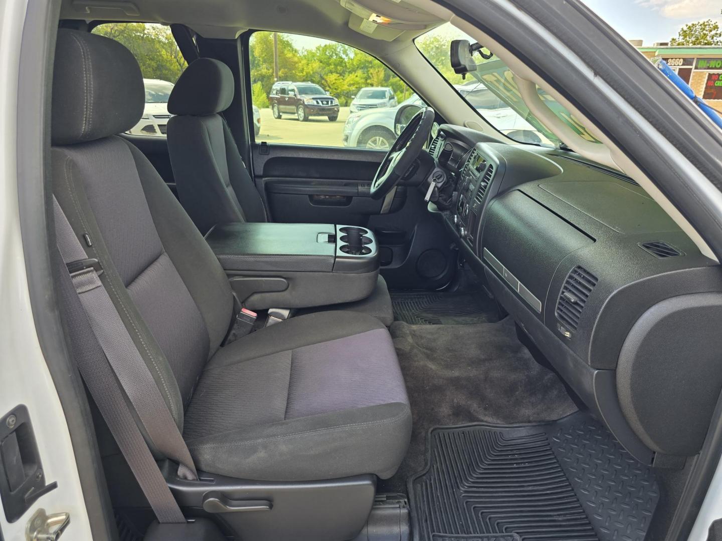 2013 WHITE Chevrolet Silverado 1500 LT (1GCRKSE73DZ) with an 5.3L V8 OHV 16V FFV engine, 6-Speed Automatic transmission, located at 2660 S.Garland Avenue, Garland, TX, 75041, (469) 298-3118, 32.885551, -96.655602 - Photo#17