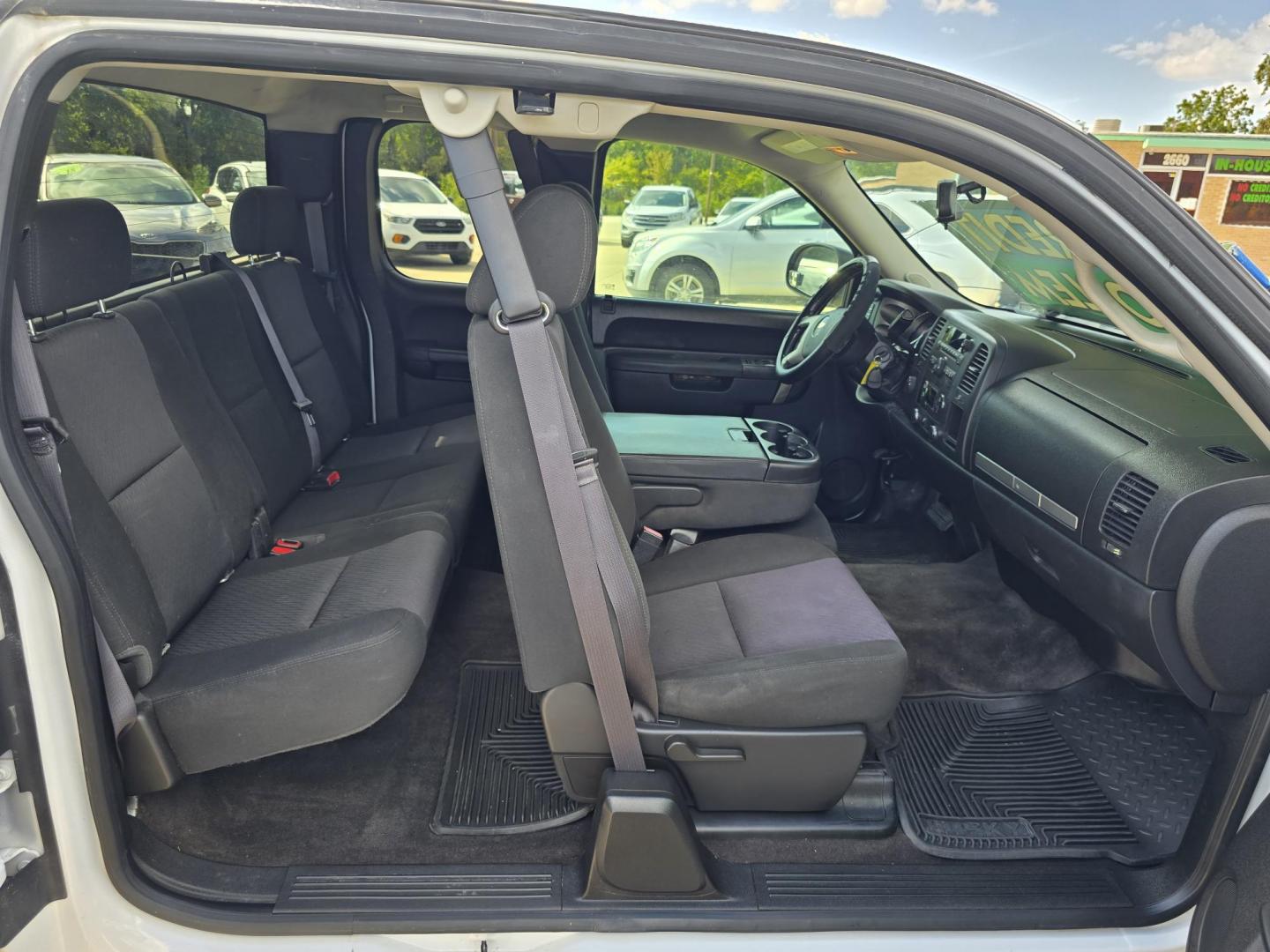 2013 WHITE Chevrolet Silverado 1500 LT (1GCRKSE73DZ) with an 5.3L V8 OHV 16V FFV engine, 6-Speed Automatic transmission, located at 2660 S.Garland Avenue, Garland, TX, 75041, (469) 298-3118, 32.885551, -96.655602 - Photo#16