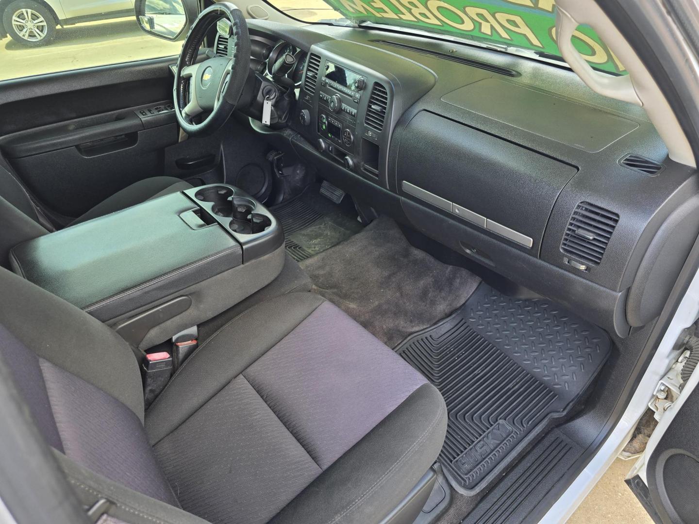 2013 WHITE Chevrolet Silverado 1500 LT (1GCRKSE73DZ) with an 5.3L V8 OHV 16V FFV engine, 6-Speed Automatic transmission, located at 2660 S.Garland Avenue, Garland, TX, 75041, (469) 298-3118, 32.885551, -96.655602 - Photo#18