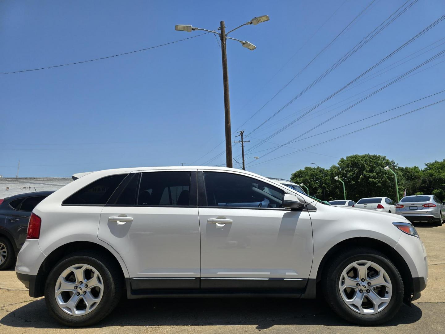 2013 WHITE Ford Edge SEL (2FMDK3J96DB) with an 2.0L L4 DOHC 16V engine, 6-Speed Automatic transmission, located at 2660 S.Garland Avenue, Garland, TX, 75041, (469) 298-3118, 32.885551, -96.655602 - Photo#2