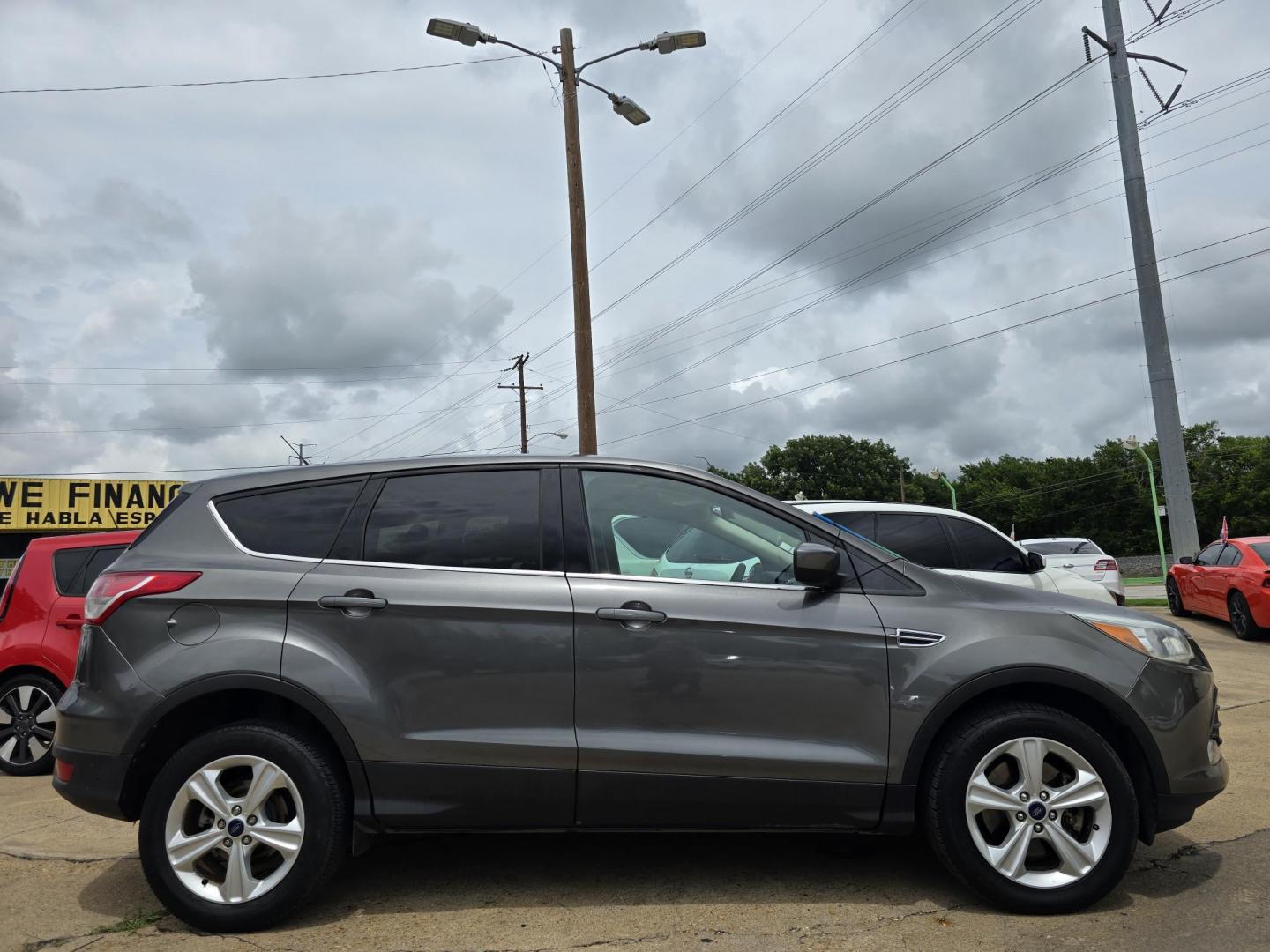 2013 GRAY Ford Escape SE (1FMCU9GX0DU) with an 1.6L L4 DOHC 16V engine, 6-Speed Automatic transmission, located at 2660 S.Garland Avenue, Garland, TX, 75041, (469) 298-3118, 32.885551, -96.655602 - Welcome to DallasAutos4Less, one of the Premier BUY HERE PAY HERE Dealers in the North Dallas Area. We specialize in financing to people with NO CREDIT or BAD CREDIT. We need proof of income, proof of residence, and a ID. Come buy your new car from us today!! This is a Super Clean 2013 FORD ESCAP - Photo#2