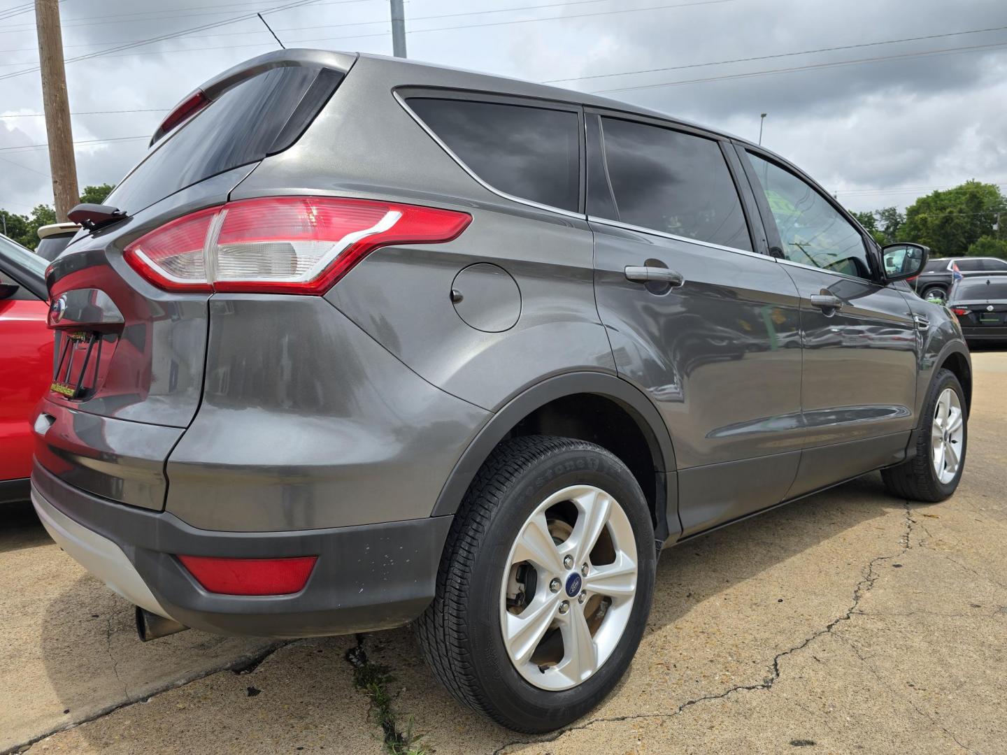 2013 GRAY Ford Escape SE (1FMCU9GX0DU) with an 1.6L L4 DOHC 16V engine, 6-Speed Automatic transmission, located at 2660 S.Garland Avenue, Garland, TX, 75041, (469) 298-3118, 32.885551, -96.655602 - Welcome to DallasAutos4Less, one of the Premier BUY HERE PAY HERE Dealers in the North Dallas Area. We specialize in financing to people with NO CREDIT or BAD CREDIT. We need proof of income, proof of residence, and a ID. Come buy your new car from us today!! This is a Super Clean 2013 FORD ESCAP - Photo#3