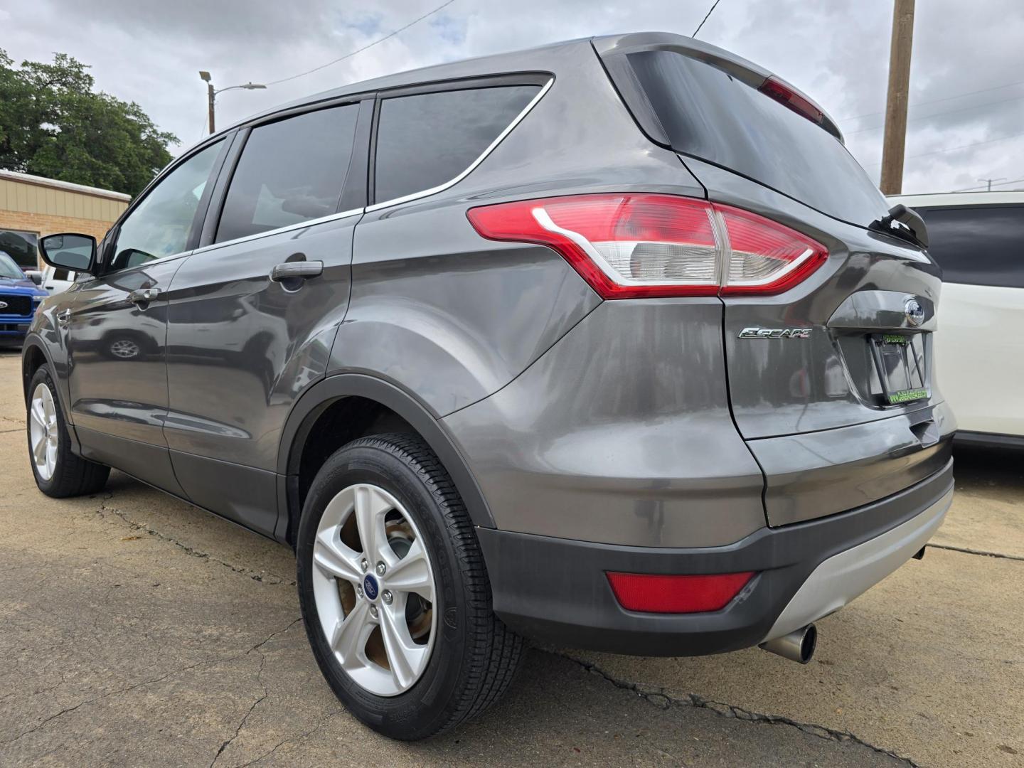 2013 GRAY Ford Escape SE (1FMCU9GX0DU) with an 1.6L L4 DOHC 16V engine, 6-Speed Automatic transmission, located at 2660 S.Garland Avenue, Garland, TX, 75041, (469) 298-3118, 32.885551, -96.655602 - Welcome to DallasAutos4Less, one of the Premier BUY HERE PAY HERE Dealers in the North Dallas Area. We specialize in financing to people with NO CREDIT or BAD CREDIT. We need proof of income, proof of residence, and a ID. Come buy your new car from us today!! This is a Super Clean 2013 FORD ESCAP - Photo#5