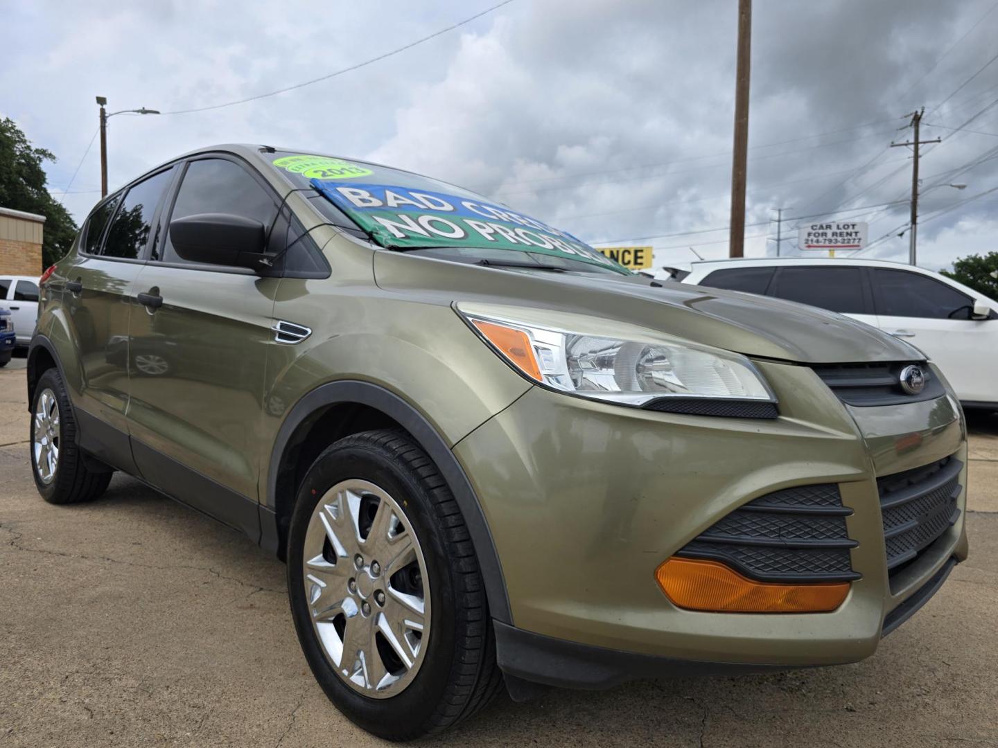 2013 GREEN Ford Escape S (1FMCU0F75DU) with an 2.5L L4 DOHC 16V engine, 6-Speed Automatic transmission, located at 2660 S.Garland Avenue, Garland, TX, 75041, (469) 298-3118, 32.885551, -96.655602 - Photo#1