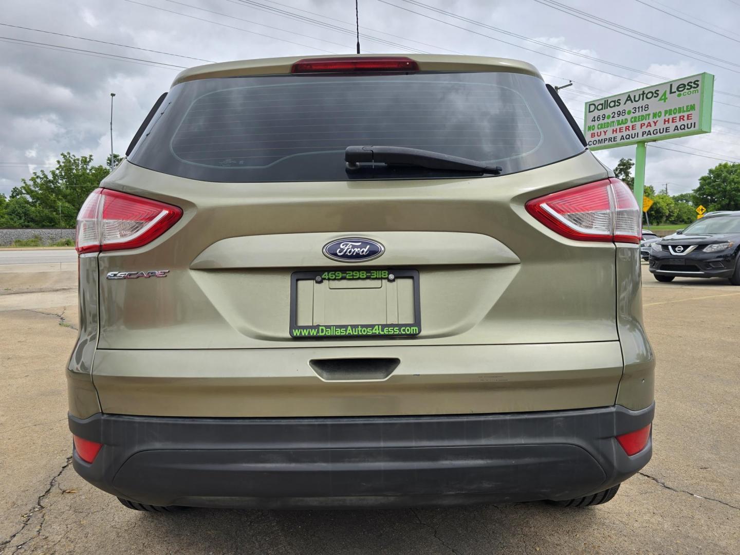 2013 GREEN Ford Escape S (1FMCU0F75DU) with an 2.5L L4 DOHC 16V engine, 6-Speed Automatic transmission, located at 2660 S.Garland Avenue, Garland, TX, 75041, (469) 298-3118, 32.885551, -96.655602 - Photo#4
