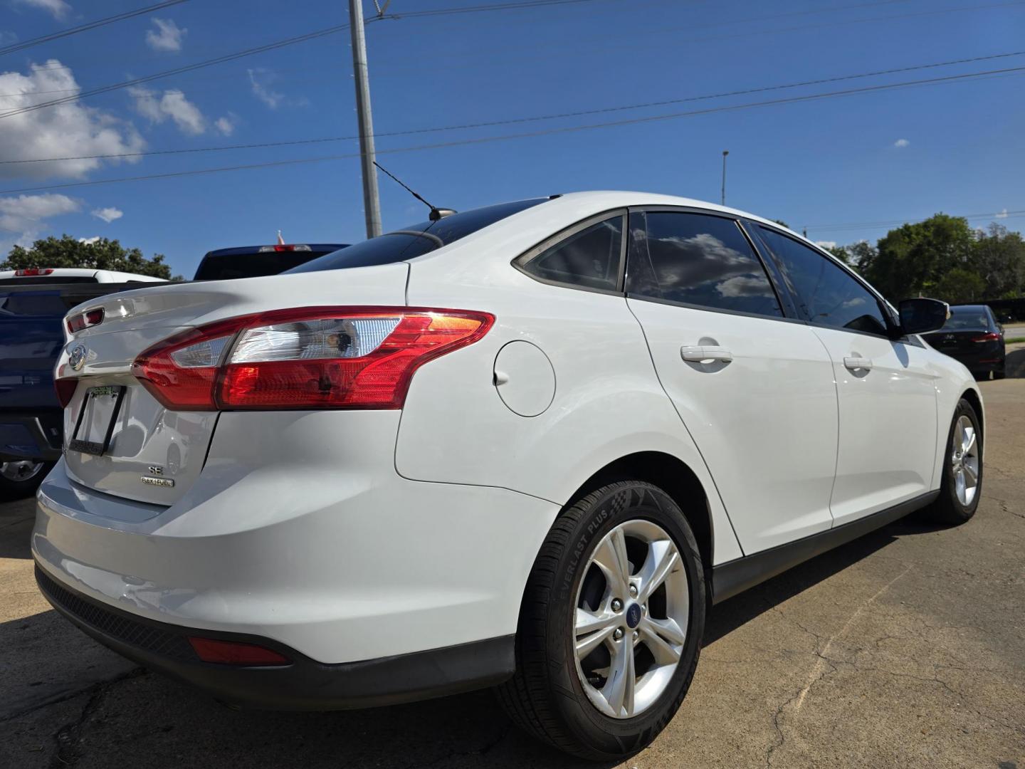 2013 WHITE Ford Focus SE (1FADP3F20DL) with an 2.0L L4 DOHC 16V engine, AUTO transmission, located at 2660 S.Garland Avenue, Garland, TX, 75041, (469) 298-3118, 32.885551, -96.655602 - Welcome to DallasAutos4Less, one of the Premier BUY HERE PAY HERE Dealers in the North Dallas Area. We specialize in financing to people with NO CREDIT or BAD CREDIT. We need proof of income, proof of residence, and a ID. Come buy your new car from us today!! This is a Super Clean 2013 FORD FOCUS - Photo#3