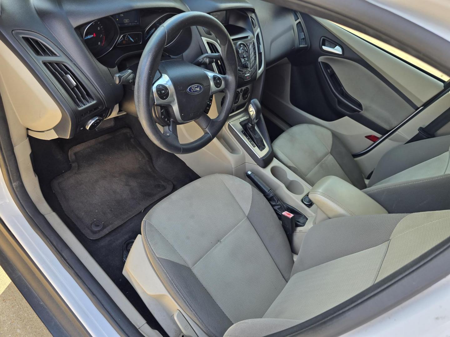 2013 WHITE Ford Focus SE (1FADP3F20DL) with an 2.0L L4 DOHC 16V engine, AUTO transmission, located at 2660 S.Garland Avenue, Garland, TX, 75041, (469) 298-3118, 32.885551, -96.655602 - Welcome to DallasAutos4Less, one of the Premier BUY HERE PAY HERE Dealers in the North Dallas Area. We specialize in financing to people with NO CREDIT or BAD CREDIT. We need proof of income, proof of residence, and a ID. Come buy your new car from us today!! This is a Super Clean 2013 FORD FOCUS - Photo#11
