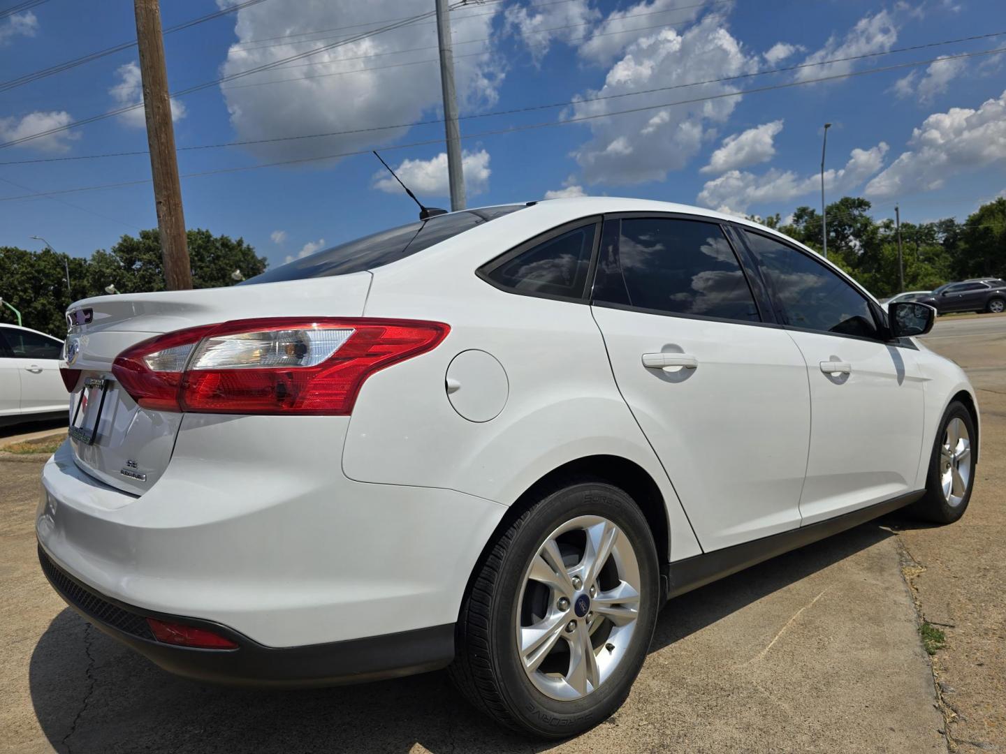 2013 WHITE Ford Focus SE (1FADP3F29DL) , AUTO transmission, located at 2660 S.Garland Avenue, Garland, TX, 75041, (469) 298-3118, 32.885551, -96.655602 - Photo#3