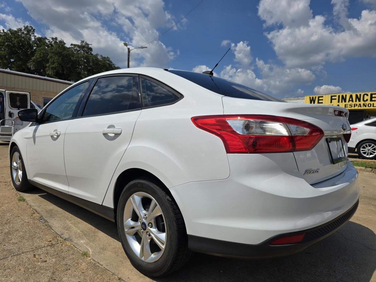 2013 WHITE Ford Focus SE (1FADP3F29DL) , AUTO transmission, located at 2660 S.Garland Avenue, Garland, TX, 75041, (469) 298-3118, 32.885551, -96.655602 - Photo#5