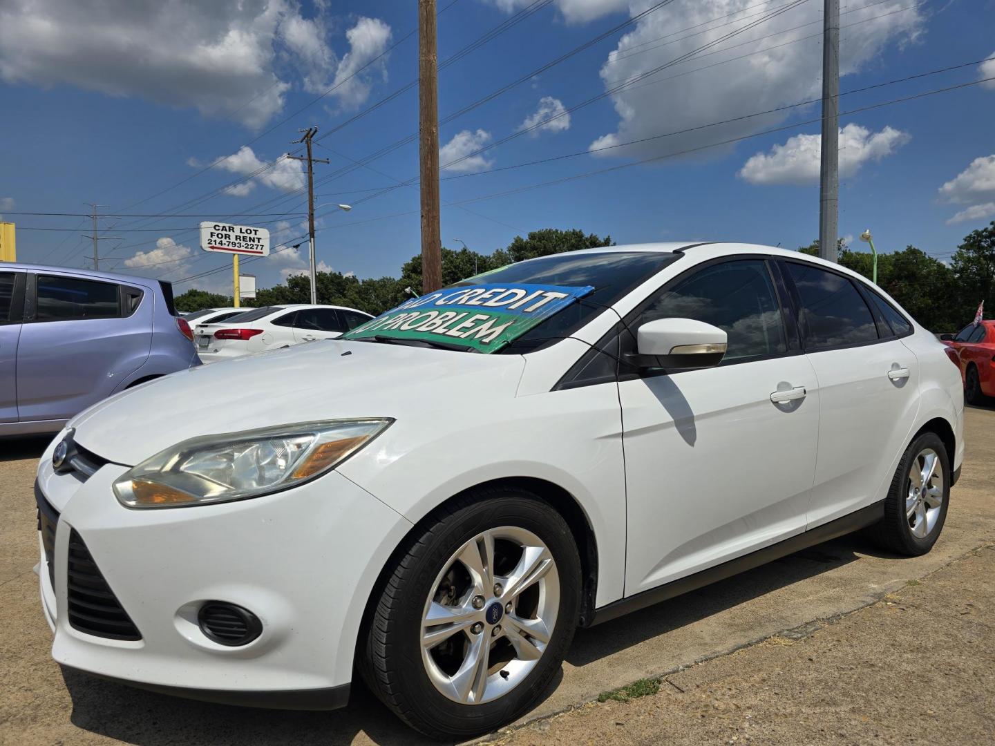 2013 WHITE Ford Focus SE (1FADP3F29DL) , AUTO transmission, located at 2660 S.Garland Avenue, Garland, TX, 75041, (469) 298-3118, 32.885551, -96.655602 - Photo#7