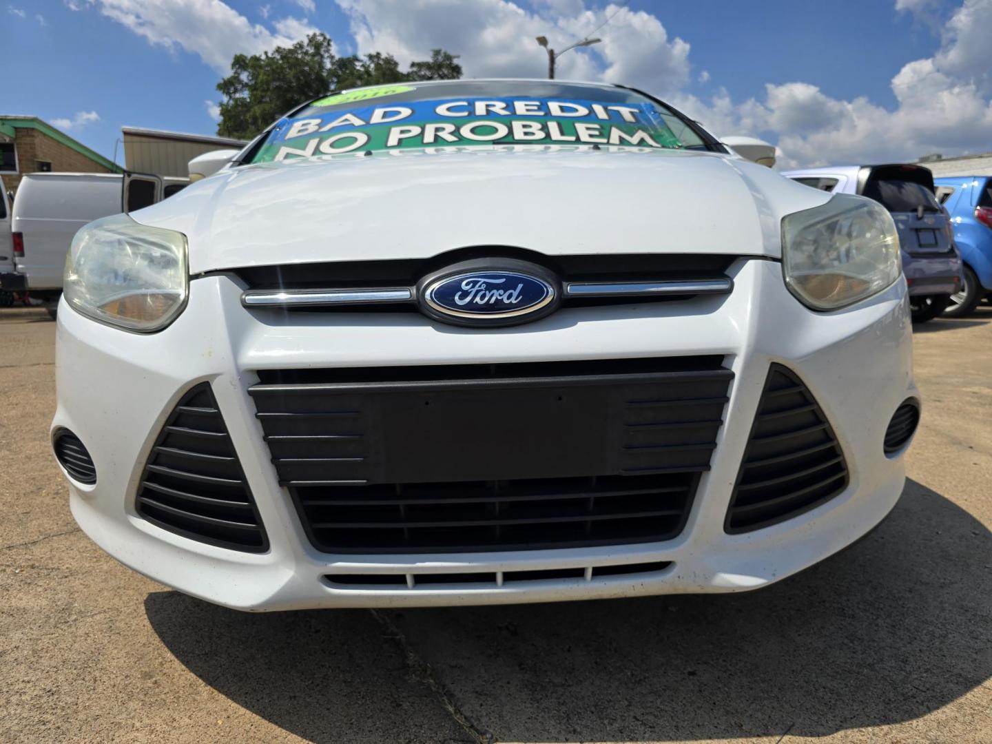 2013 WHITE Ford Focus SE (1FADP3F29DL) , AUTO transmission, located at 2660 S.Garland Avenue, Garland, TX, 75041, (469) 298-3118, 32.885551, -96.655602 - Photo#9