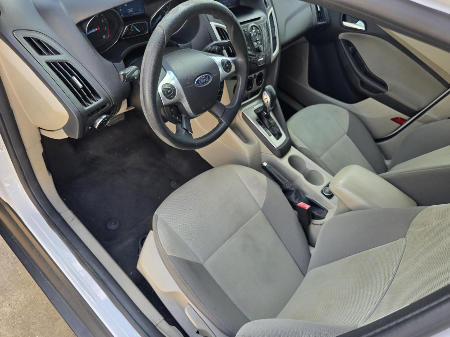 2013 WHITE Ford Focus SE (1FADP3F29DL) , AUTO transmission, located at 2660 S.Garland Avenue, Garland, TX, 75041, (469) 298-3118, 32.885551, -96.655602 - Photo#10