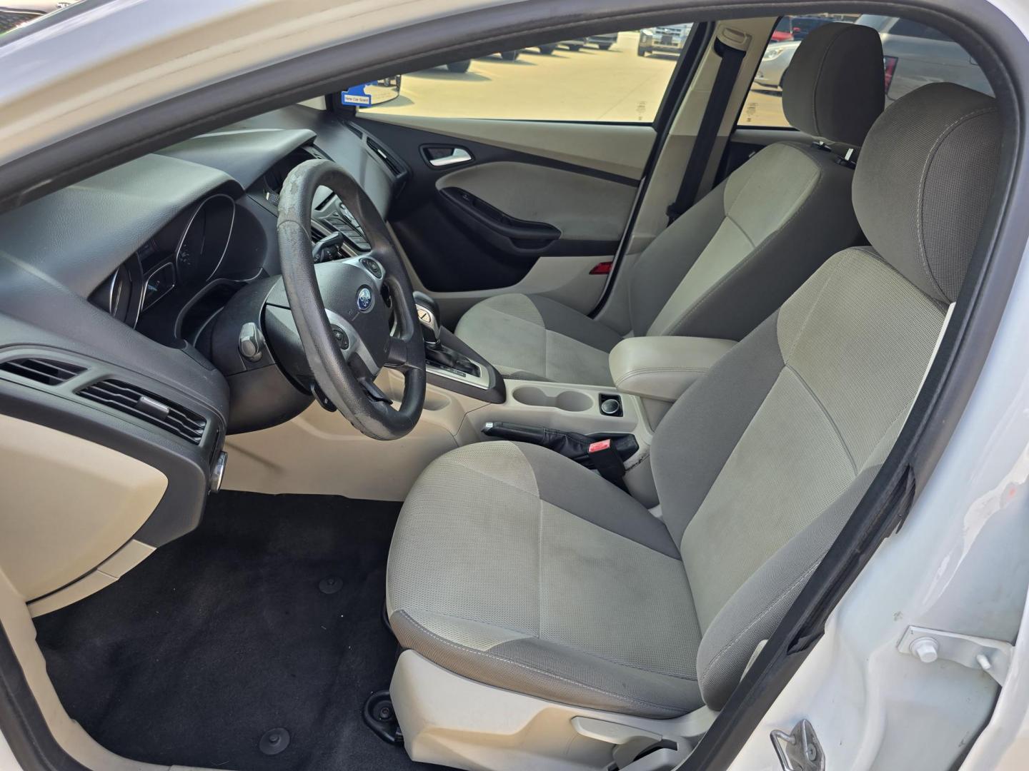 2013 WHITE Ford Focus SE (1FADP3F29DL) , AUTO transmission, located at 2660 S.Garland Avenue, Garland, TX, 75041, (469) 298-3118, 32.885551, -96.655602 - Photo#11
