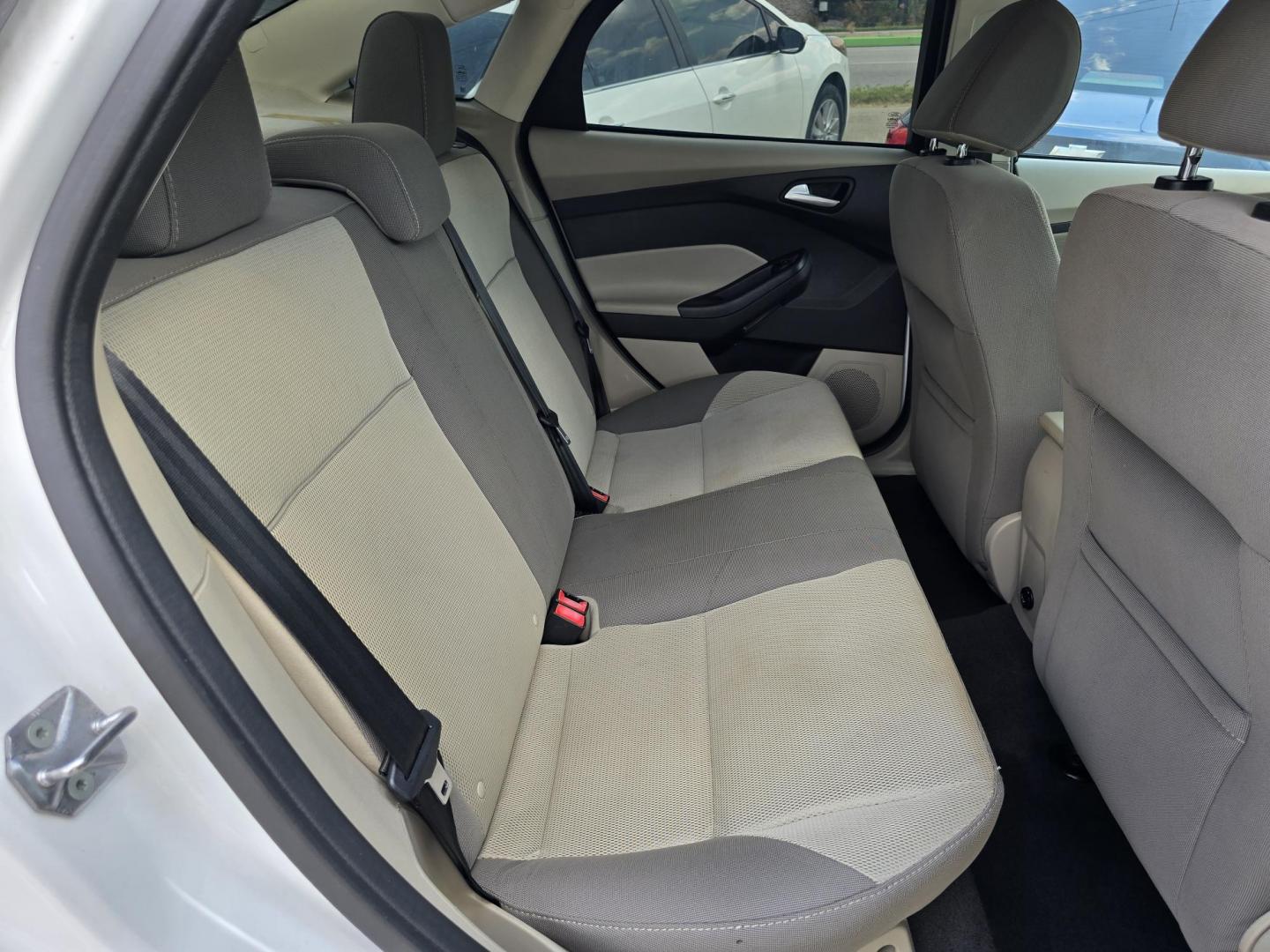 2013 WHITE Ford Focus SE (1FADP3F29DL) , AUTO transmission, located at 2660 S.Garland Avenue, Garland, TX, 75041, (469) 298-3118, 32.885551, -96.655602 - Photo#15