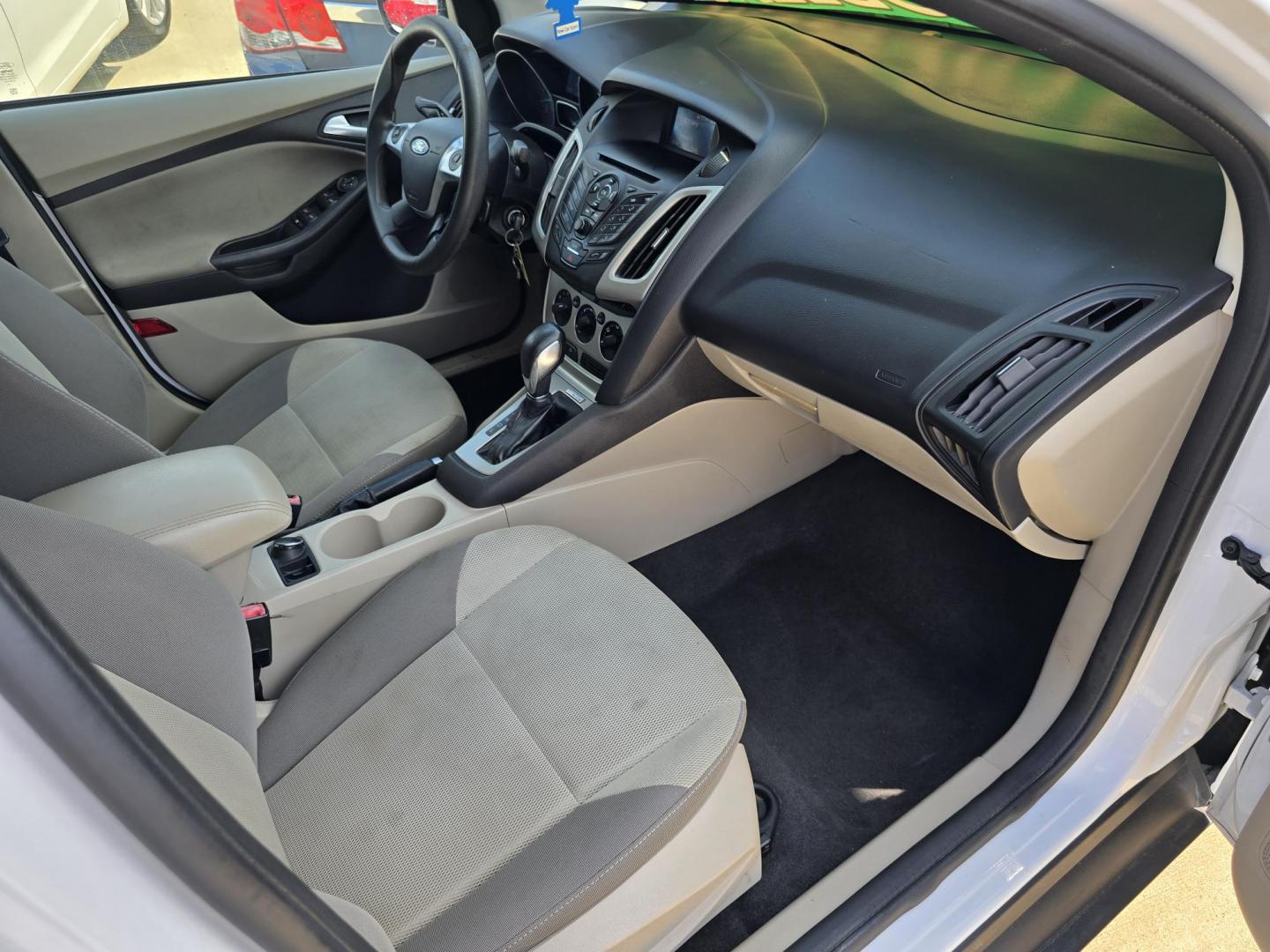 2013 WHITE Ford Focus SE (1FADP3F29DL) , AUTO transmission, located at 2660 S.Garland Avenue, Garland, TX, 75041, (469) 298-3118, 32.885551, -96.655602 - Photo#17