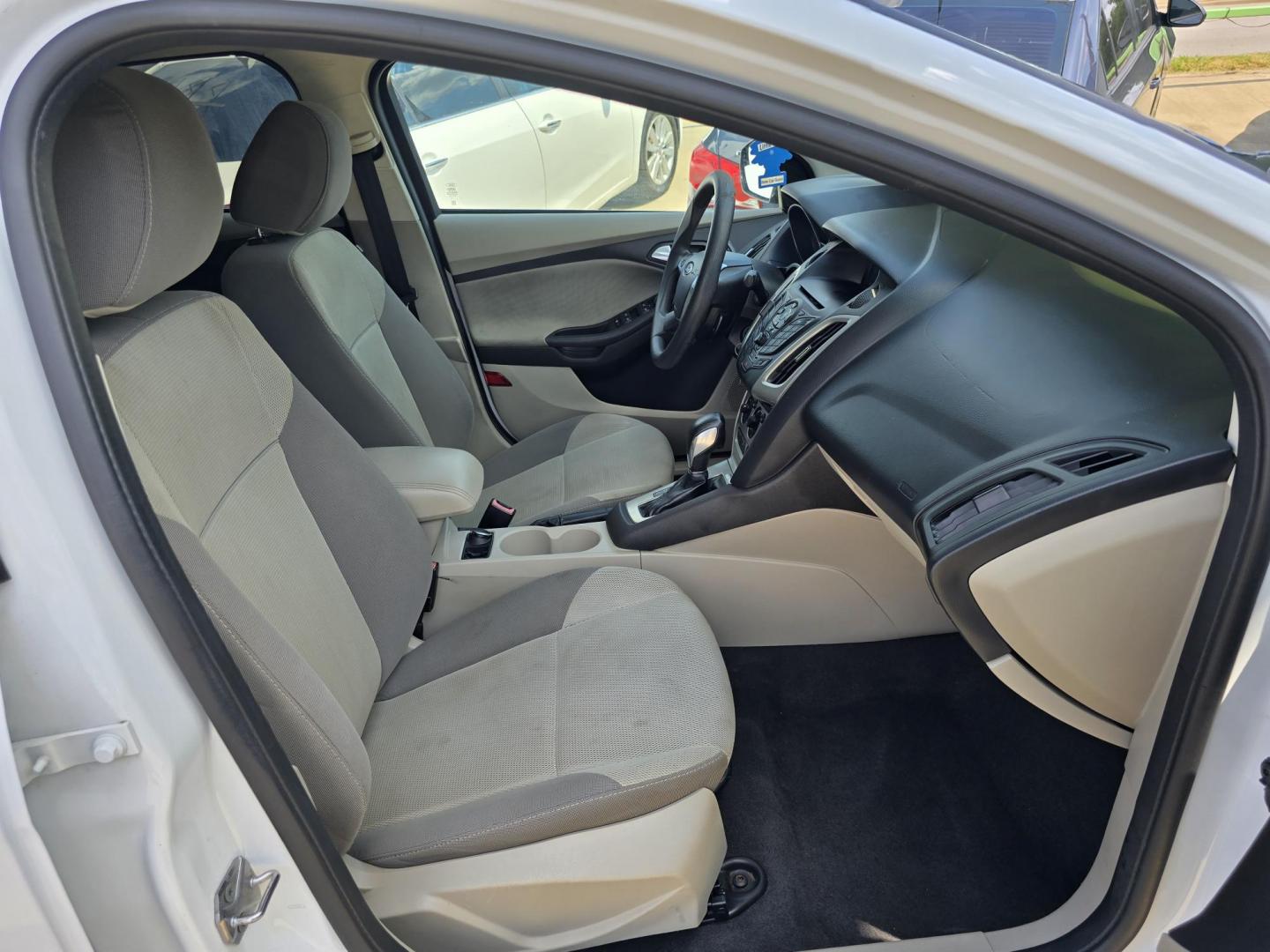2013 WHITE Ford Focus SE (1FADP3F29DL) , AUTO transmission, located at 2660 S.Garland Avenue, Garland, TX, 75041, (469) 298-3118, 32.885551, -96.655602 - Photo#16
