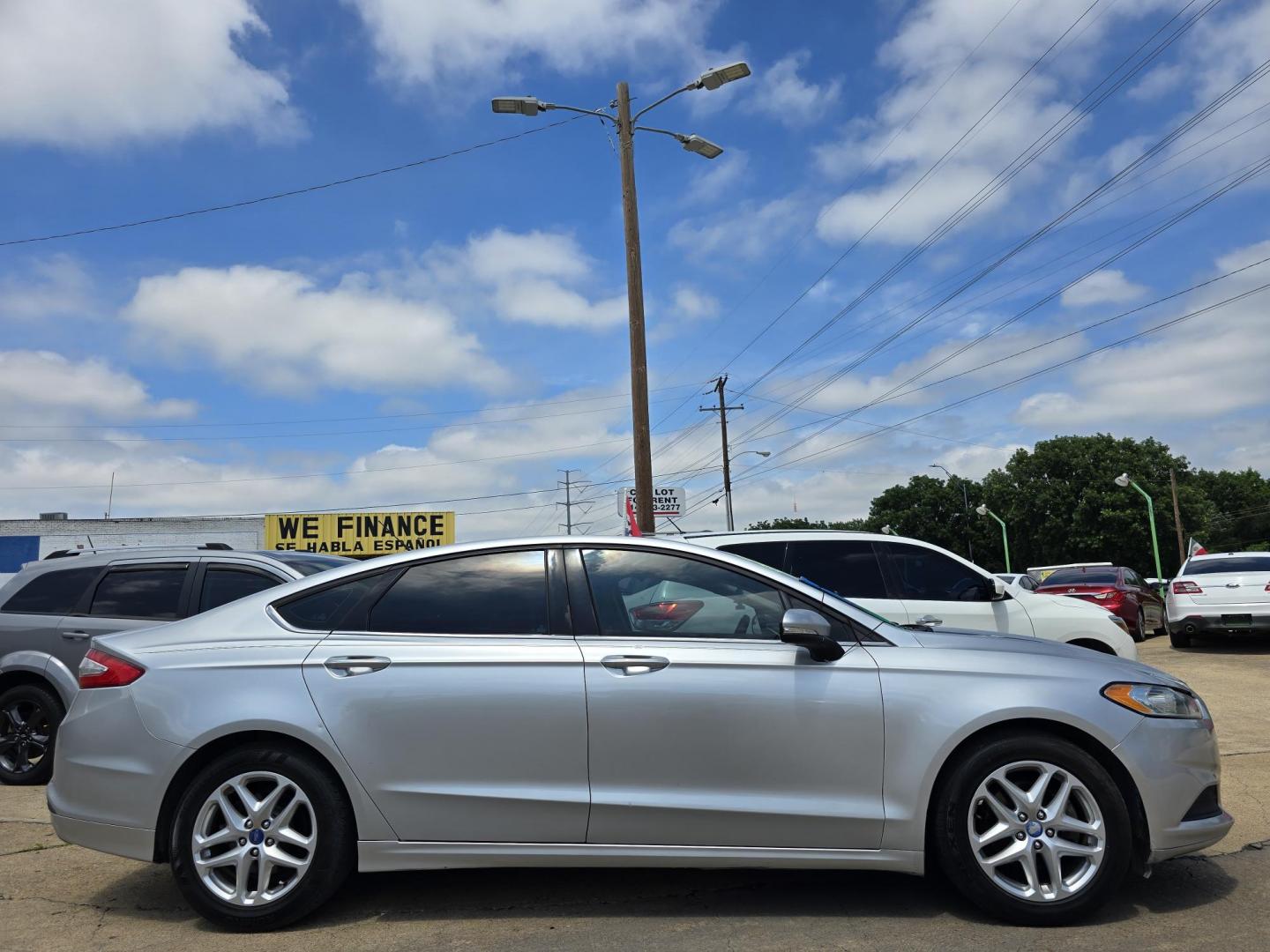 2013 SILVER Ford Fusion SE (3FA6P0H77DR) with an 2.5L L4 DOHC 16V engine, AUTO transmission, located at 2660 S.Garland Avenue, Garland, TX, 75041, (469) 298-3118, 32.885551, -96.655602 - Photo#2