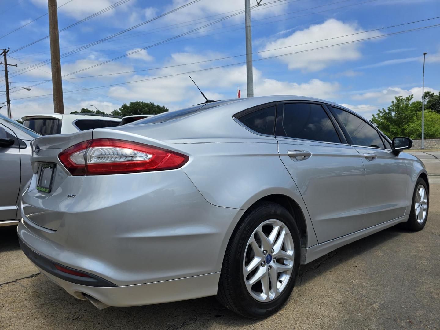 2013 SILVER Ford Fusion SE (3FA6P0H77DR) with an 2.5L L4 DOHC 16V engine, AUTO transmission, located at 2660 S.Garland Avenue, Garland, TX, 75041, (469) 298-3118, 32.885551, -96.655602 - Photo#3