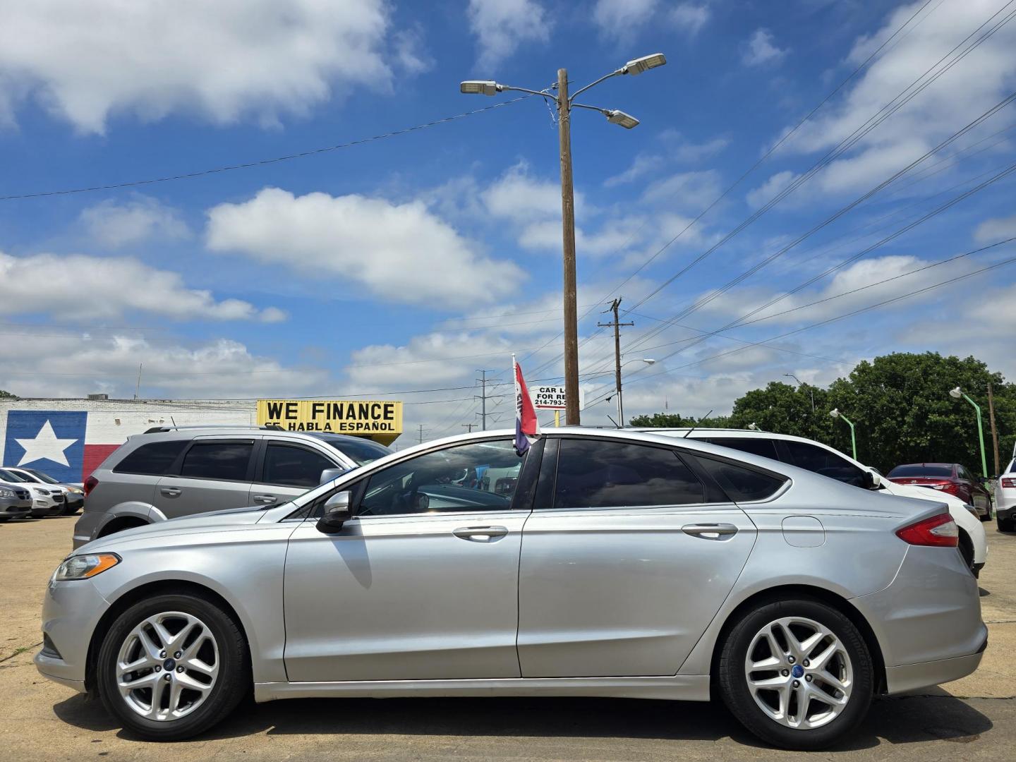 2013 SILVER Ford Fusion SE (3FA6P0H77DR) with an 2.5L L4 DOHC 16V engine, AUTO transmission, located at 2660 S.Garland Avenue, Garland, TX, 75041, (469) 298-3118, 32.885551, -96.655602 - Photo#6
